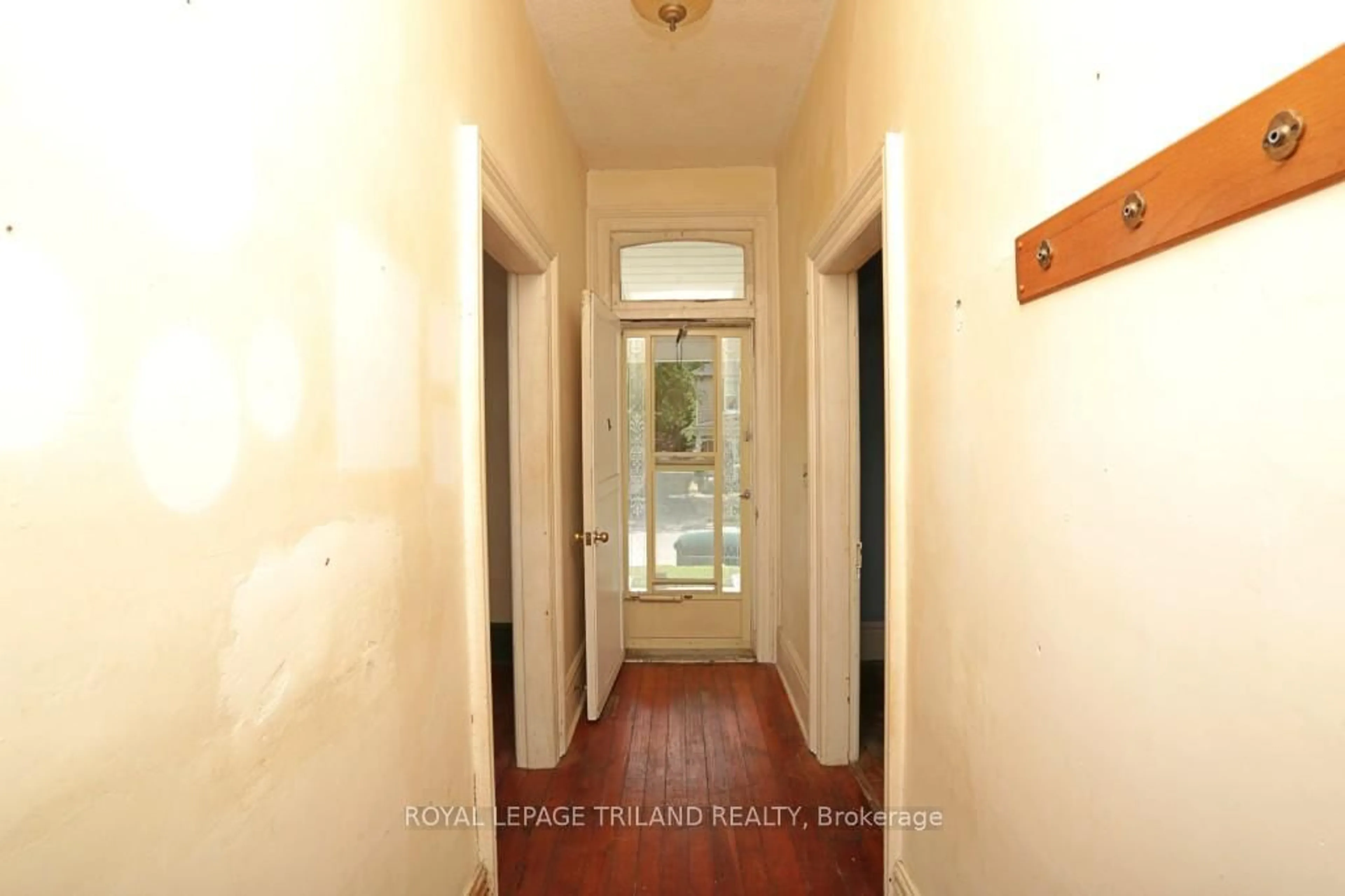 Indoor entryway for 15 Cove Rd, London South Ontario N6J 1H7