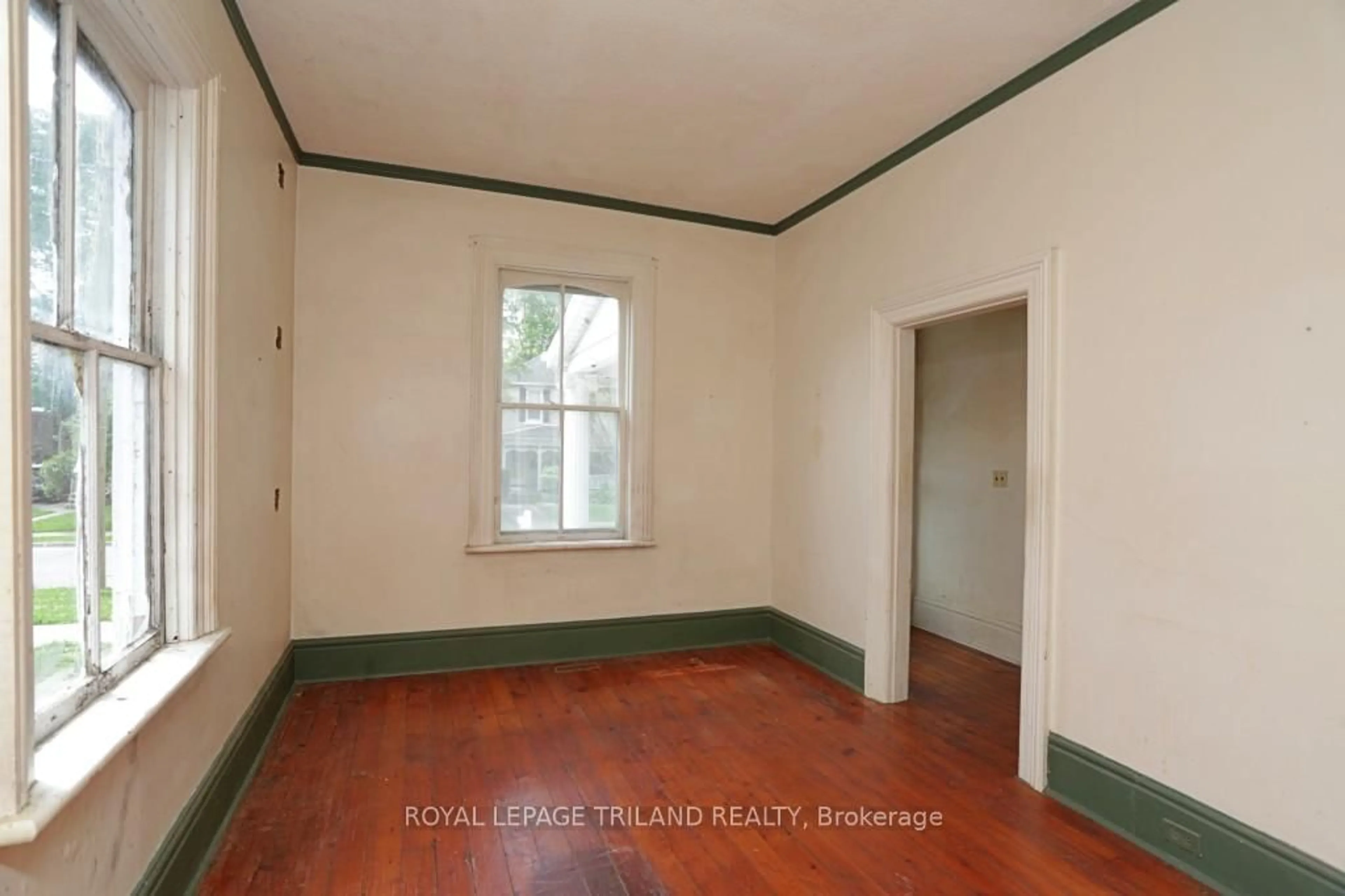 A pic of a room for 15 Cove Rd, London South Ontario N6J 1H7