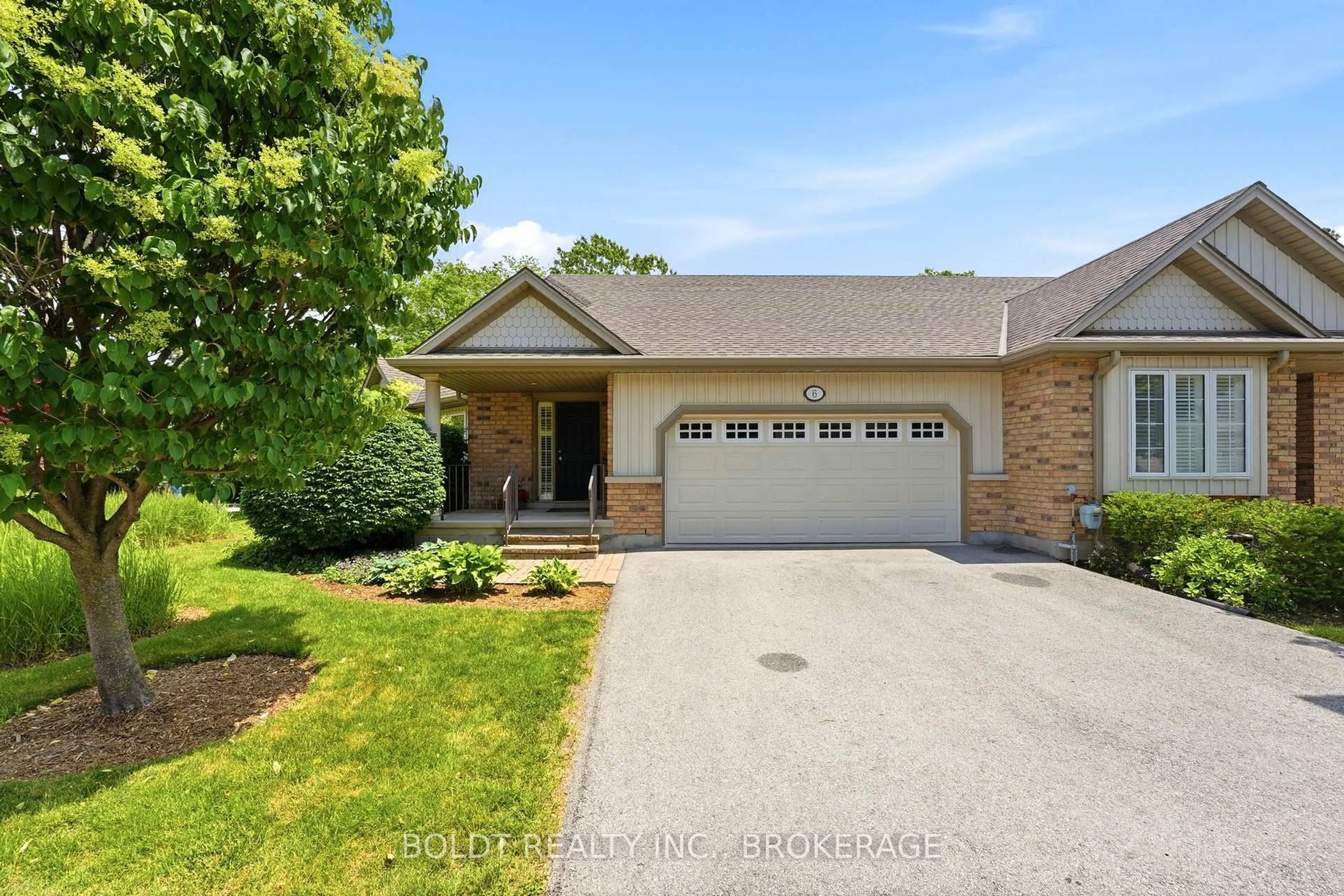 A pic from outside/outdoor area/front of a property/back of a property/a pic from drone, street for 605 Welland Ave #6, St. Catharines Ontario L2M 7Z7