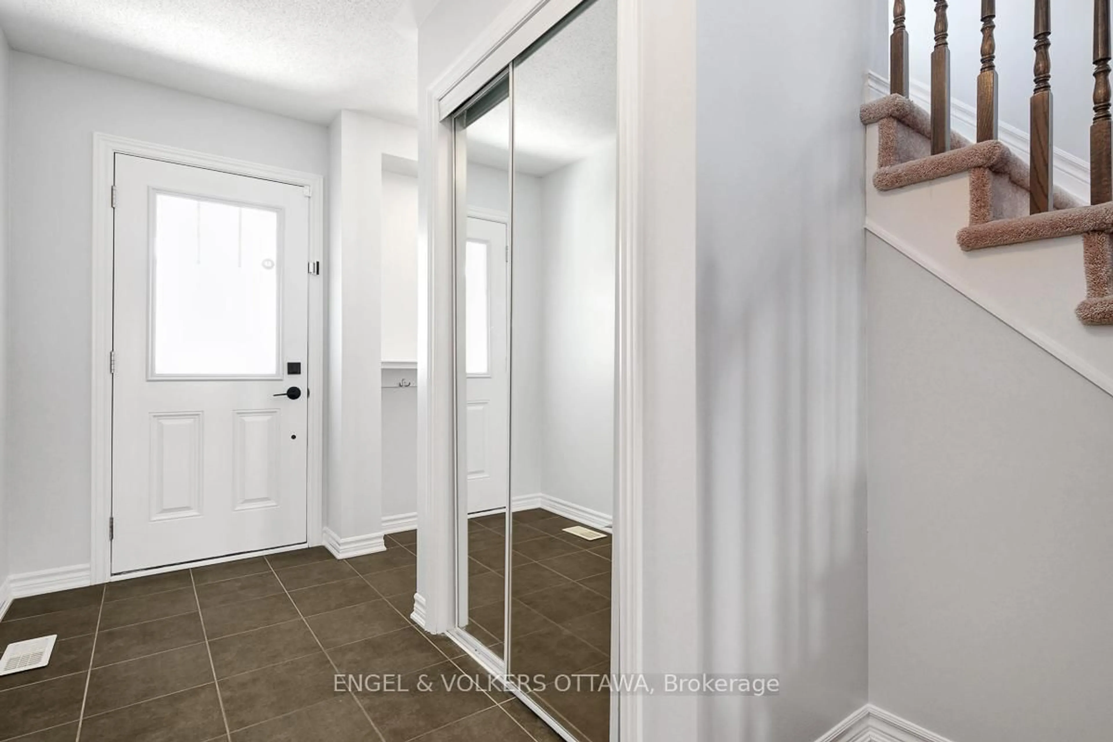 Indoor entryway for 308 Song Sparrow St, Ottawa Ontario K2J 5W5