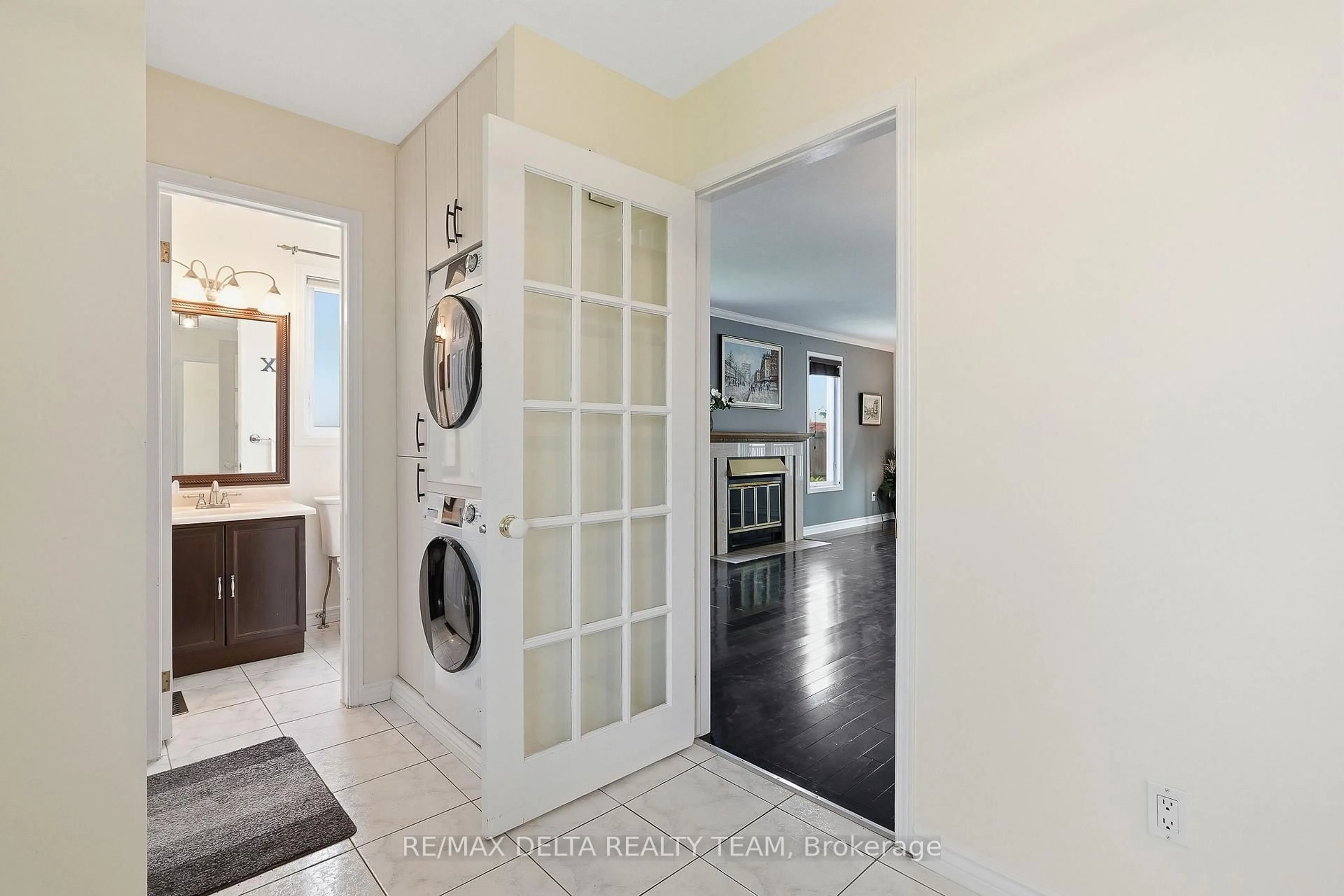 Indoor entryway for 310 Mceachern Cres, Orleans Ontario K1E 3K2