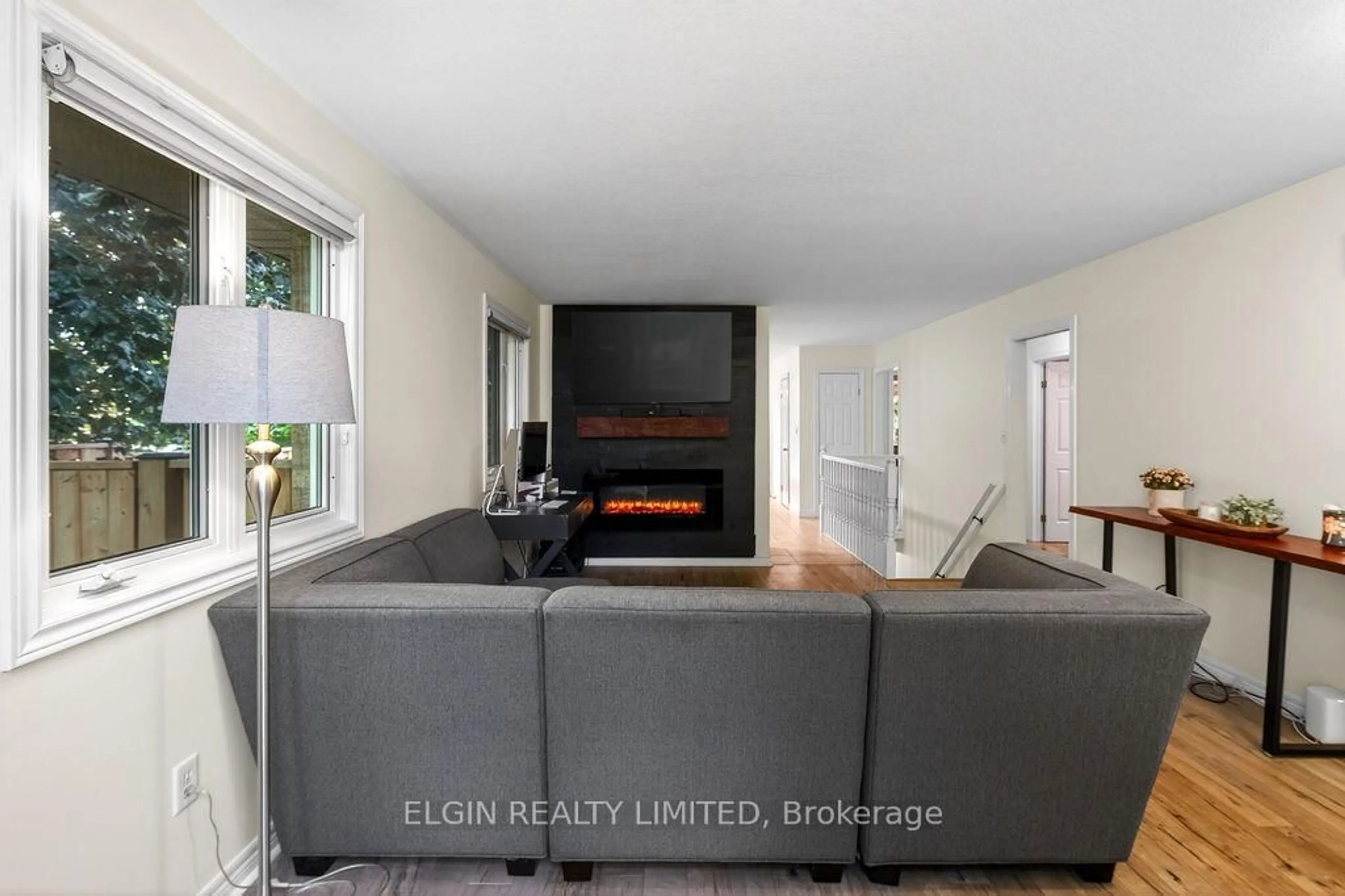 Living room with furniture, unknown for 599 Wellington St, St. Thomas Ontario N5R 6G4