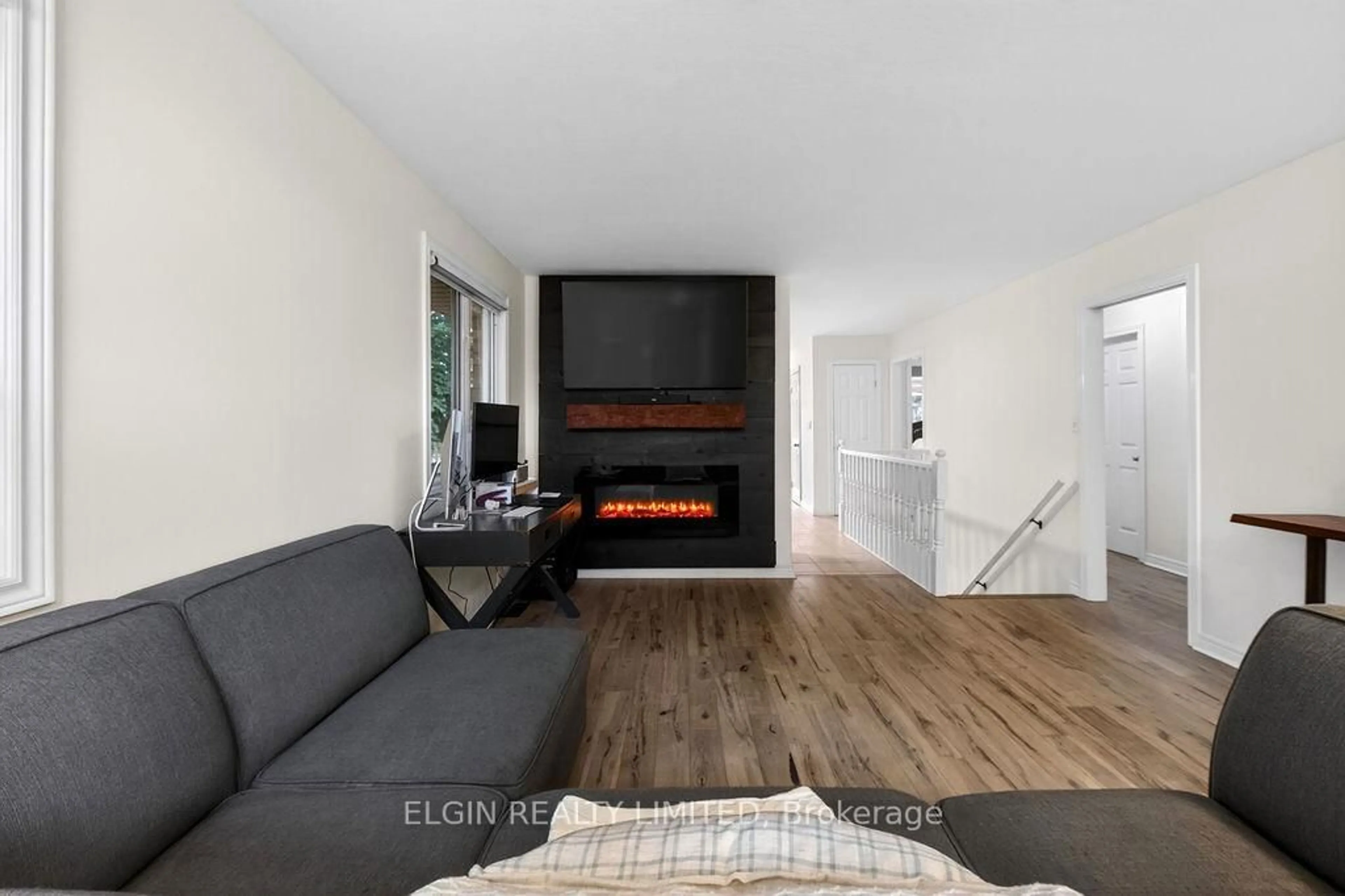 Living room with furniture, unknown for 599 Wellington St, St. Thomas Ontario N5R 6G4