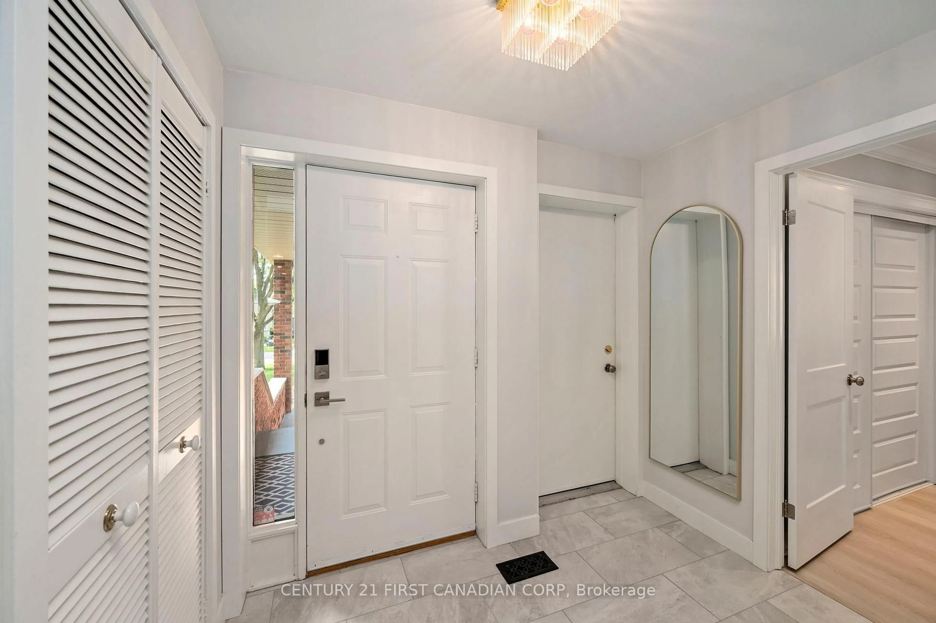 Indoor entryway for 78 Dundee Pl, London South Ontario N6C 5E6