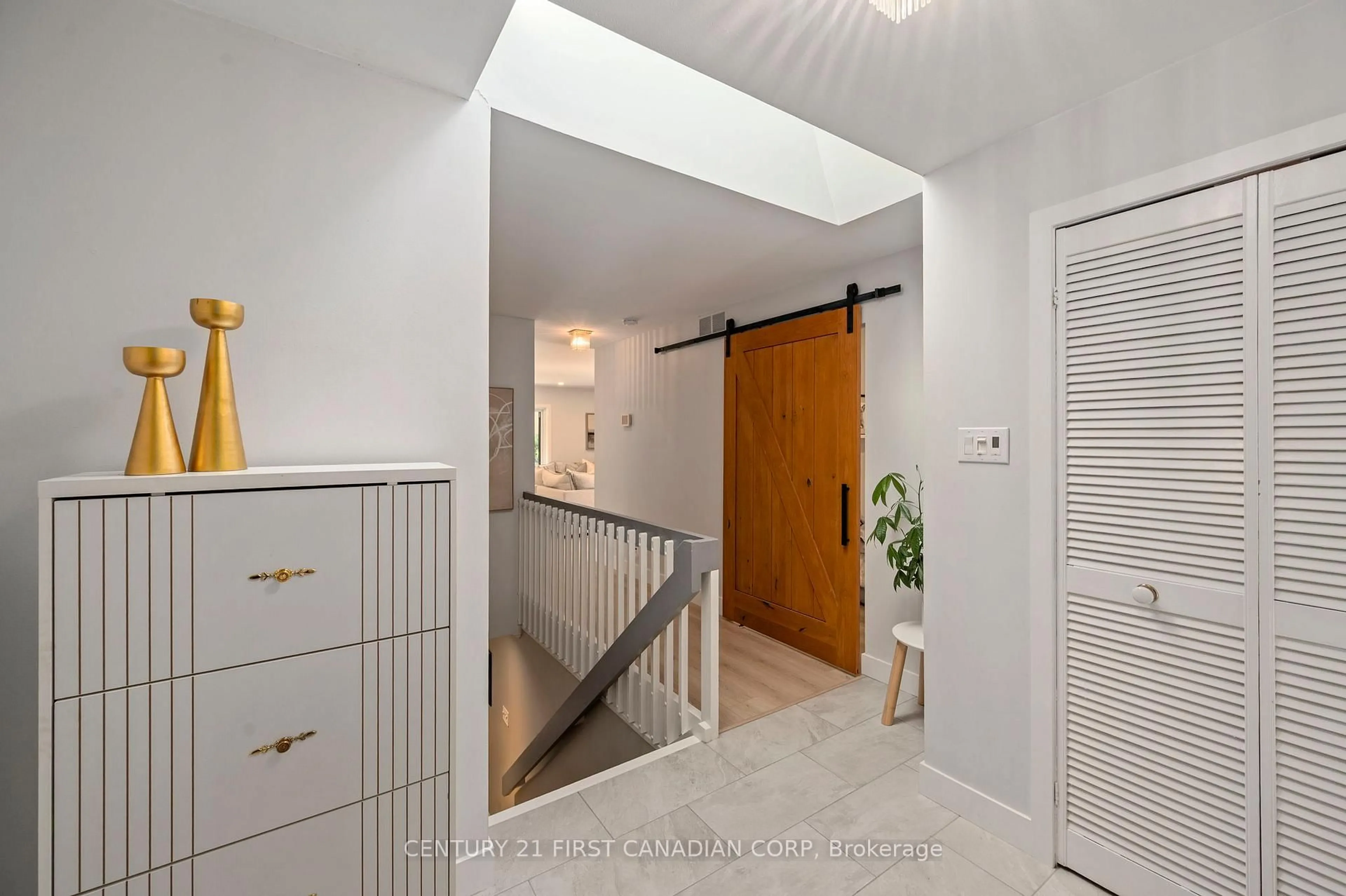 Indoor entryway for 78 Dundee Pl, London South Ontario N6C 5E6