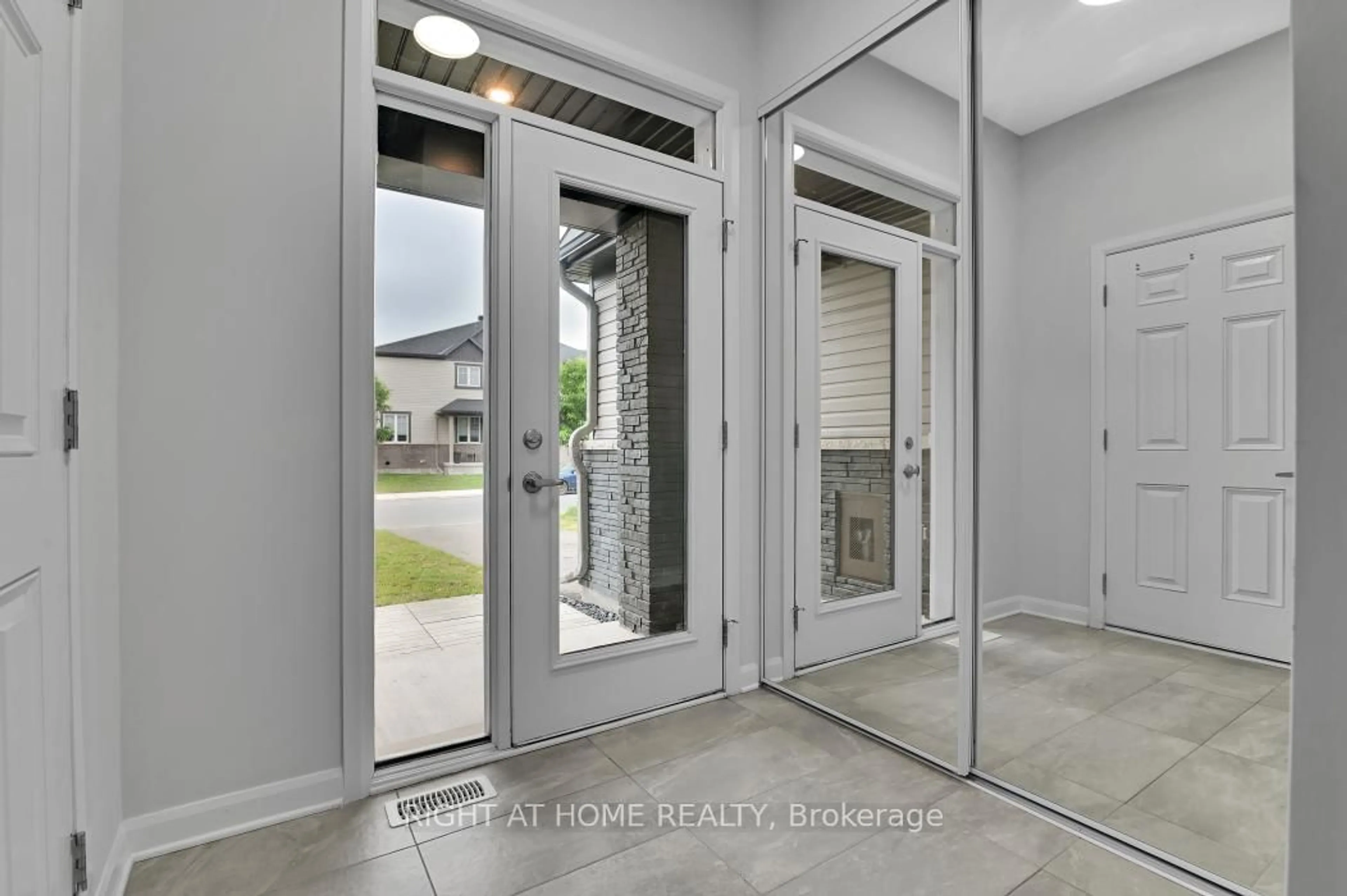 Indoor entryway for 306 Guppy Grve, Orleans Ontario K4A 5G8