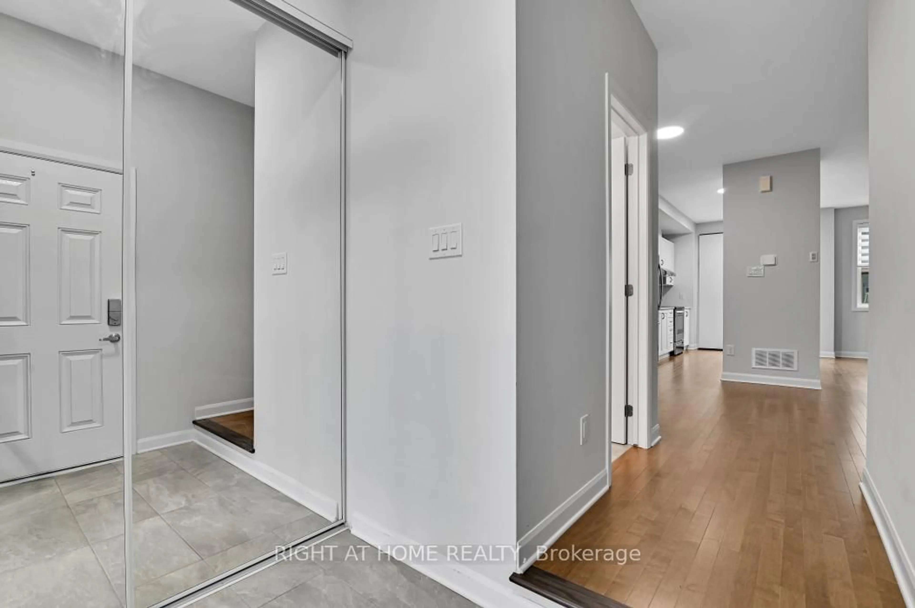 Indoor entryway for 306 Guppy Grve, Orleans Ontario K4A 5G8