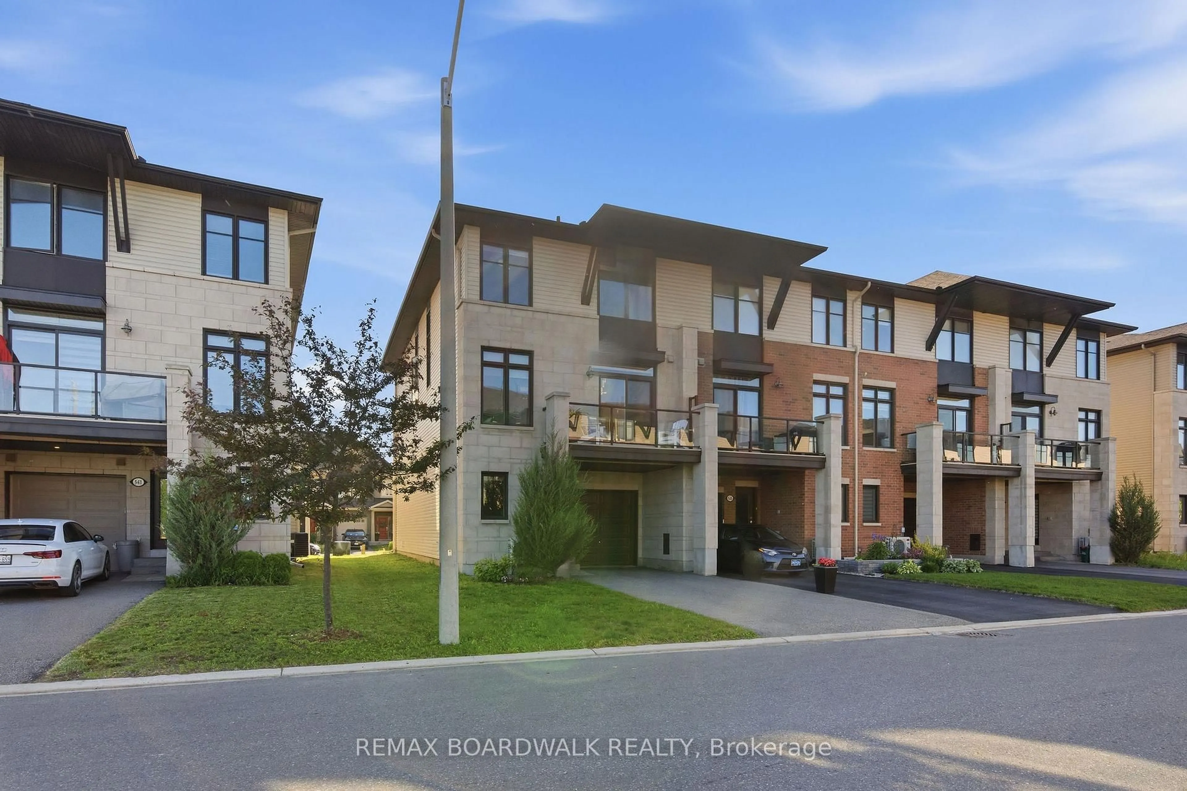 Unknown for 543 LABRADOR Cres, Ottawa Ontario K1T 0R4