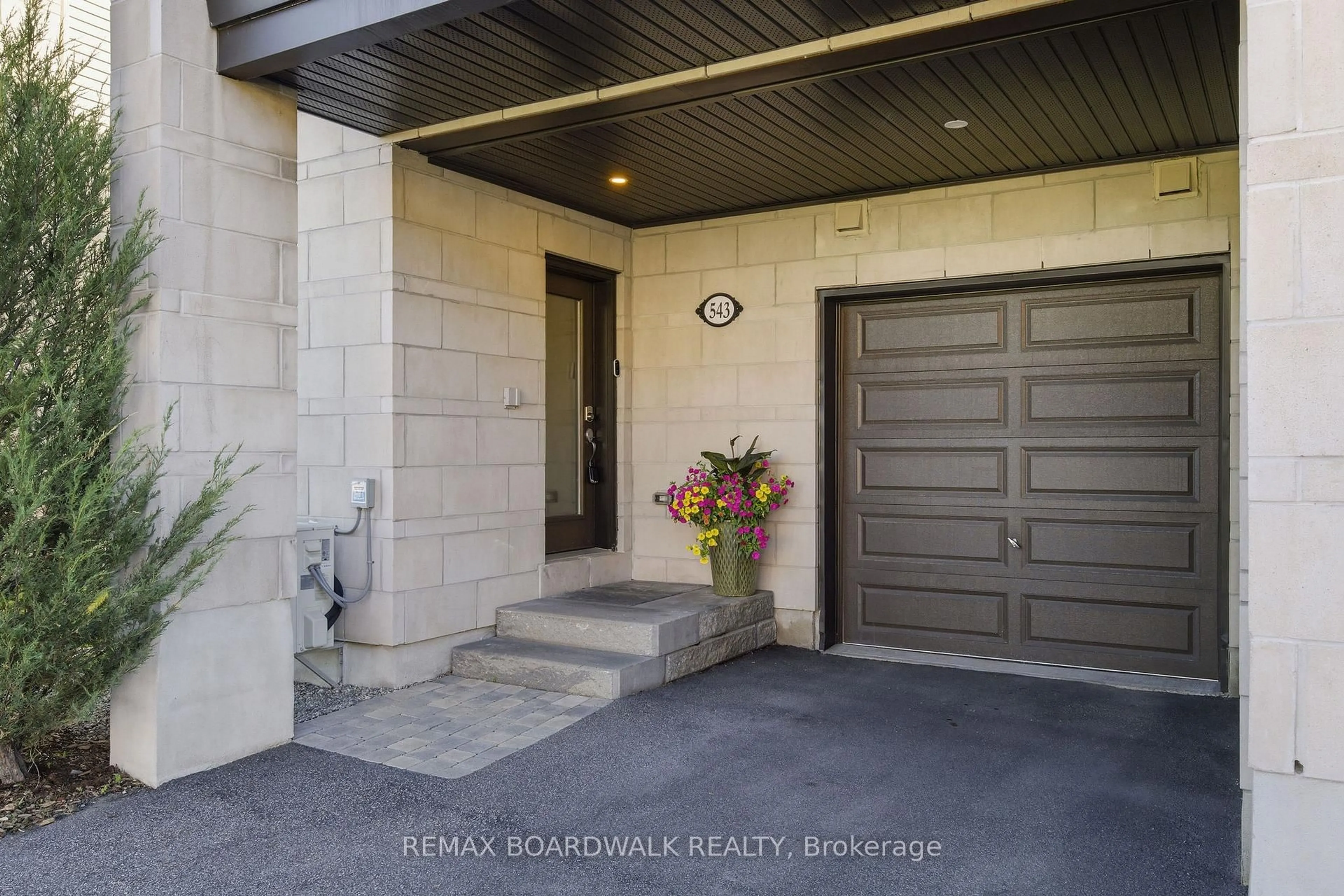 Indoor entryway for 543 LABRADOR Cres, Ottawa Ontario K1T 0R4