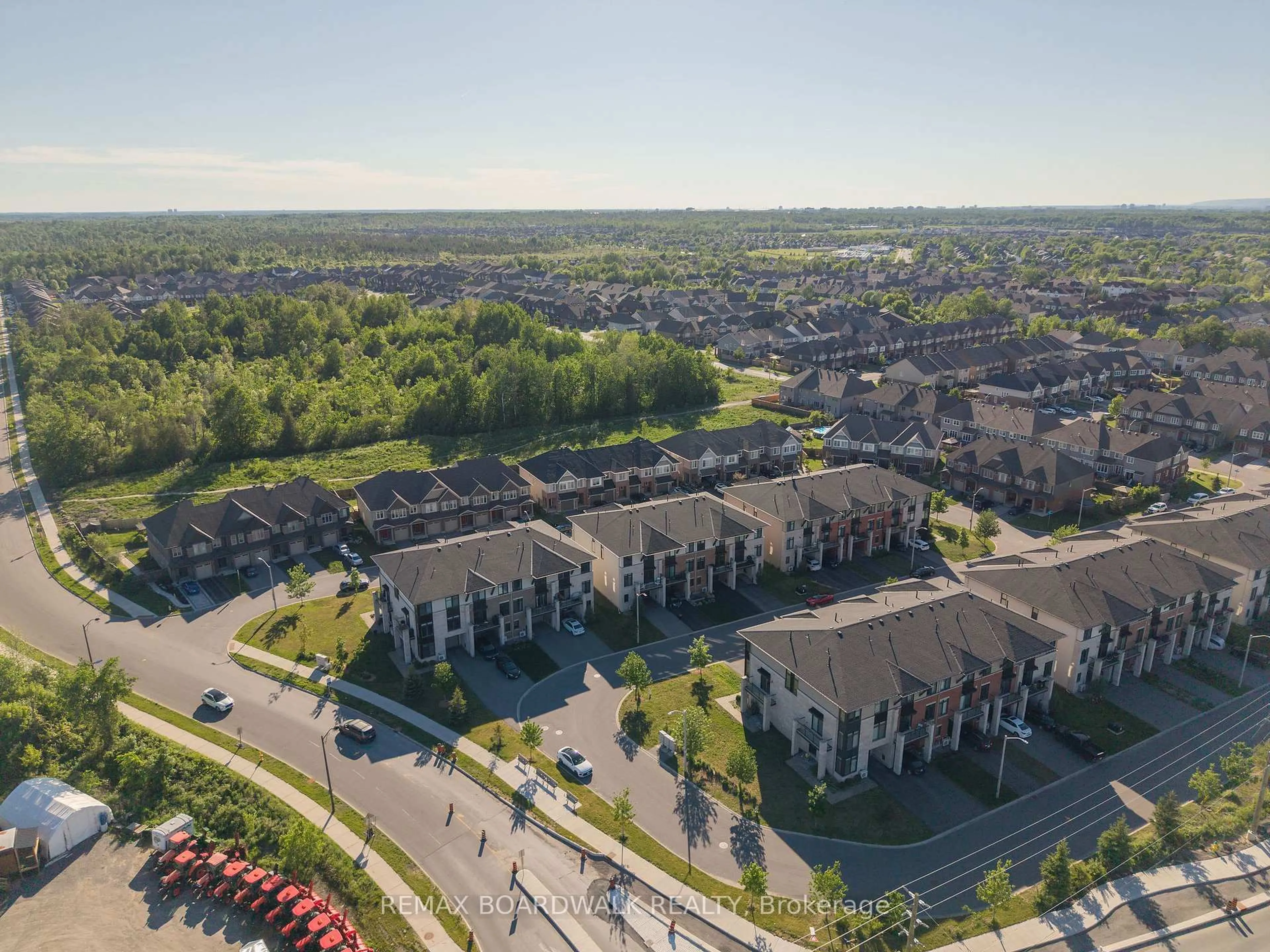 A pic from outside/outdoor area/front of a property/back of a property/a pic from drone, street for 543 LABRADOR Cres, Ottawa Ontario K1T 0R4