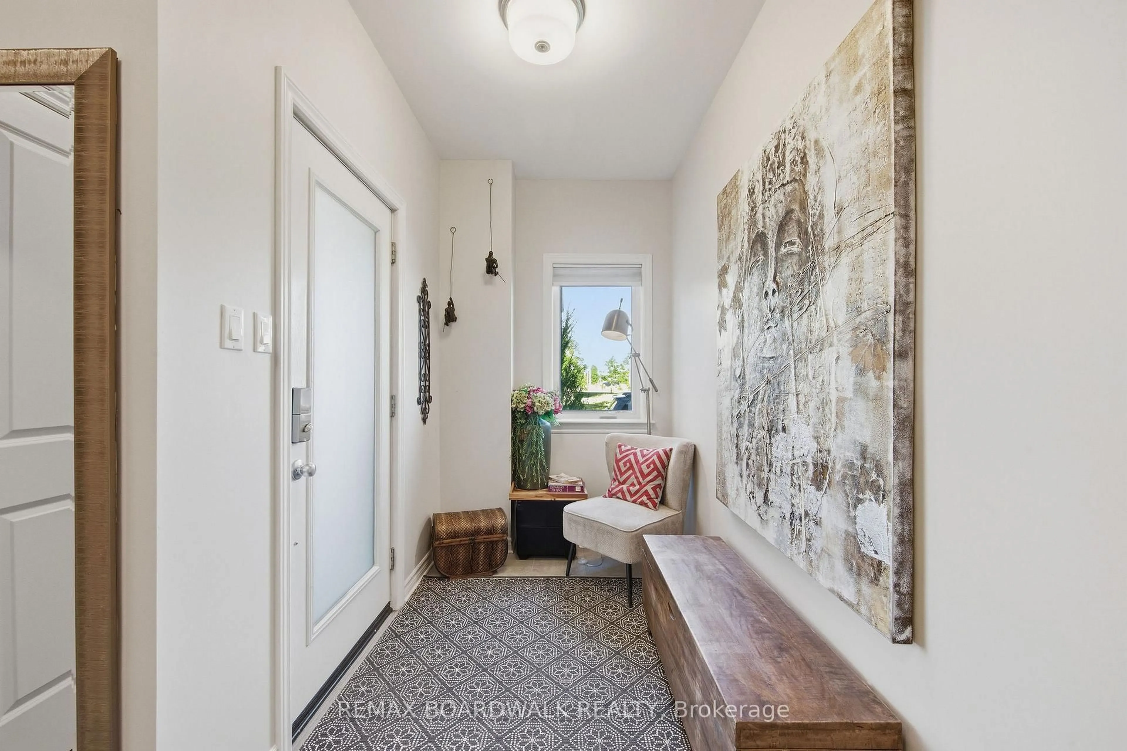 Indoor entryway for 543 LABRADOR Cres, Ottawa Ontario K1T 0R4