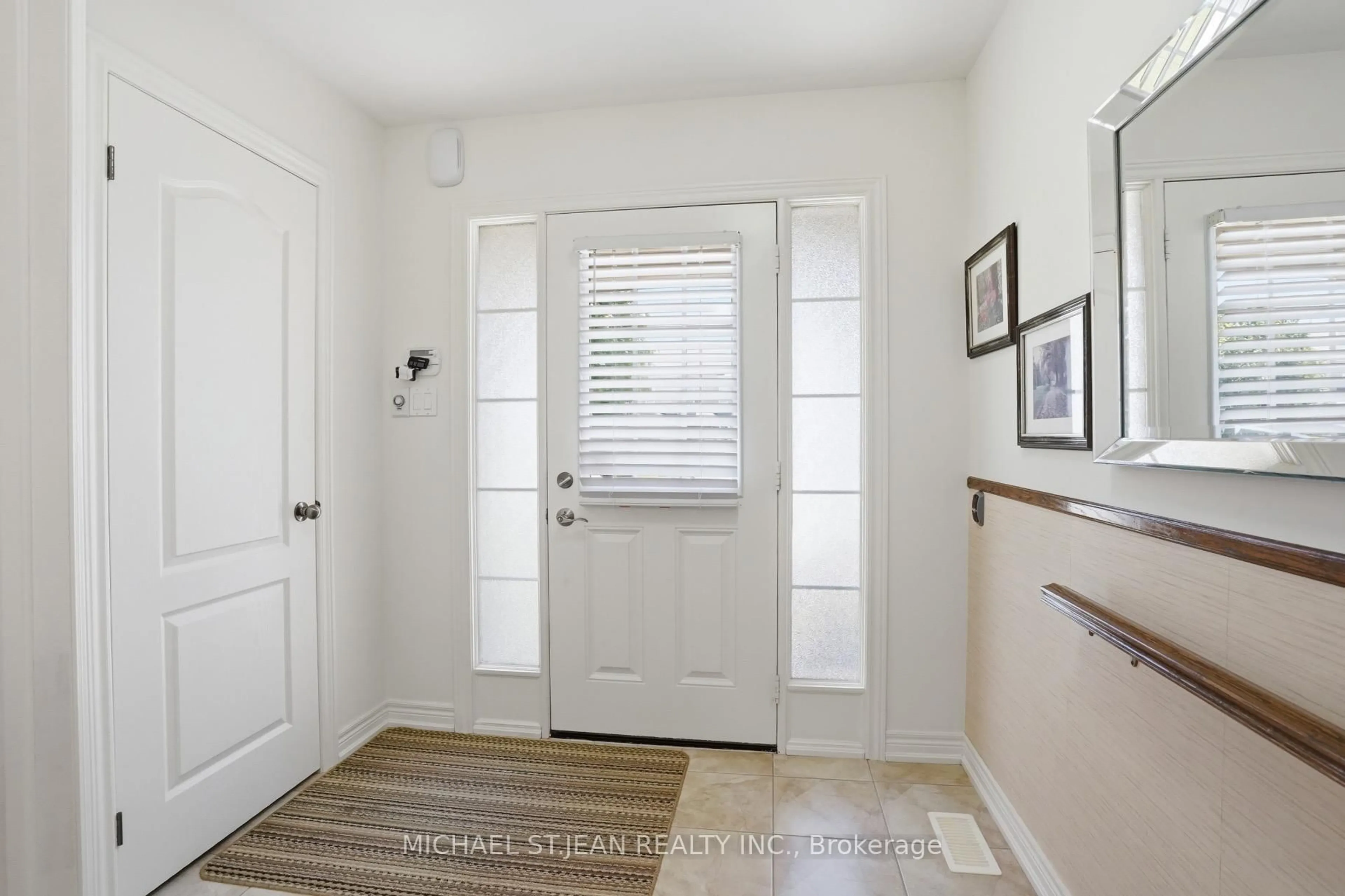 Indoor entryway for 6382 Dilalla Cres, Niagara Falls Ontario L2H 0C9