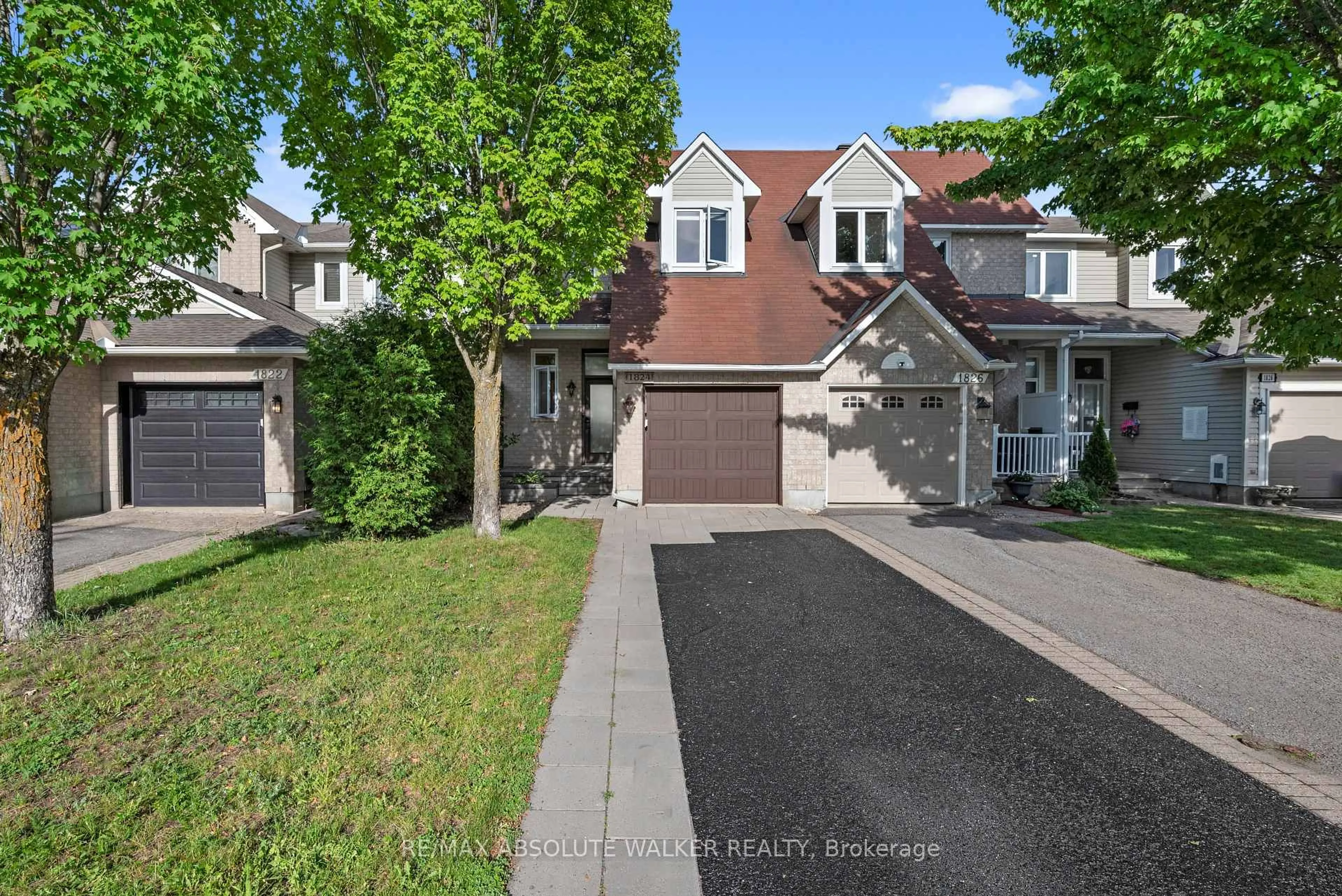 A pic from outside/outdoor area/front of a property/back of a property/a pic from drone, street for 1824 Hennessy Cres, Ottawa Ontario K4A 3X8