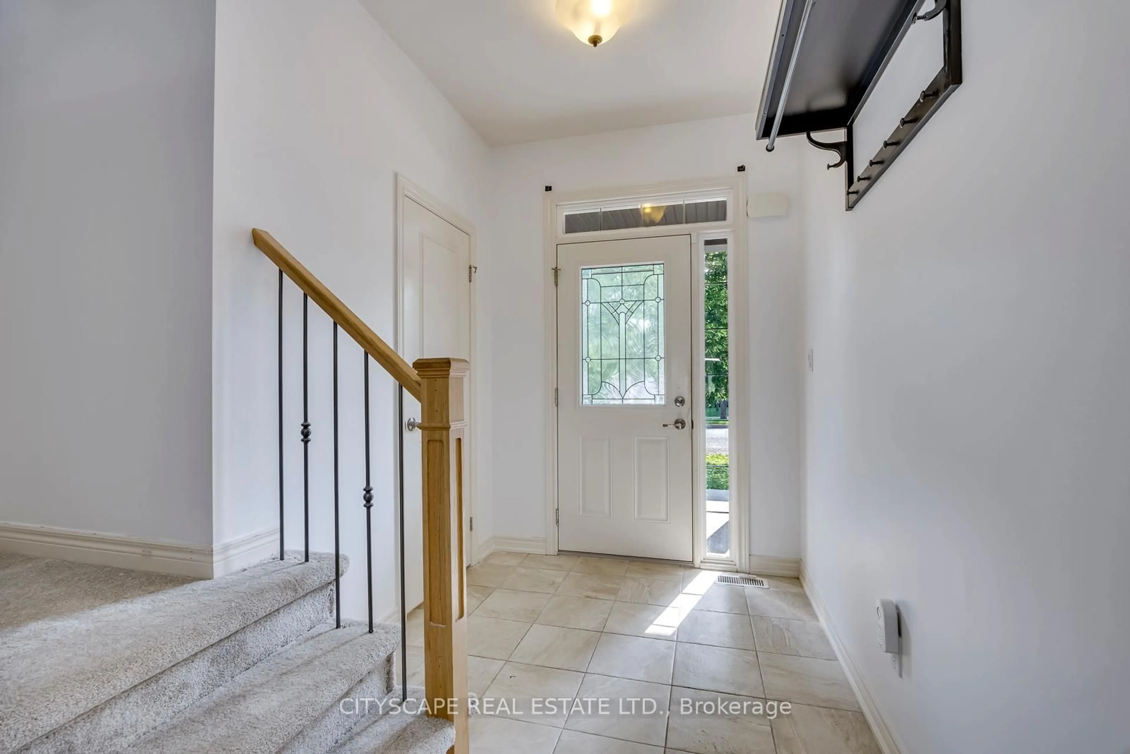 Indoor entryway for 31 Glory Hill Rd, St. Catharines Ontario L2P 0C7
