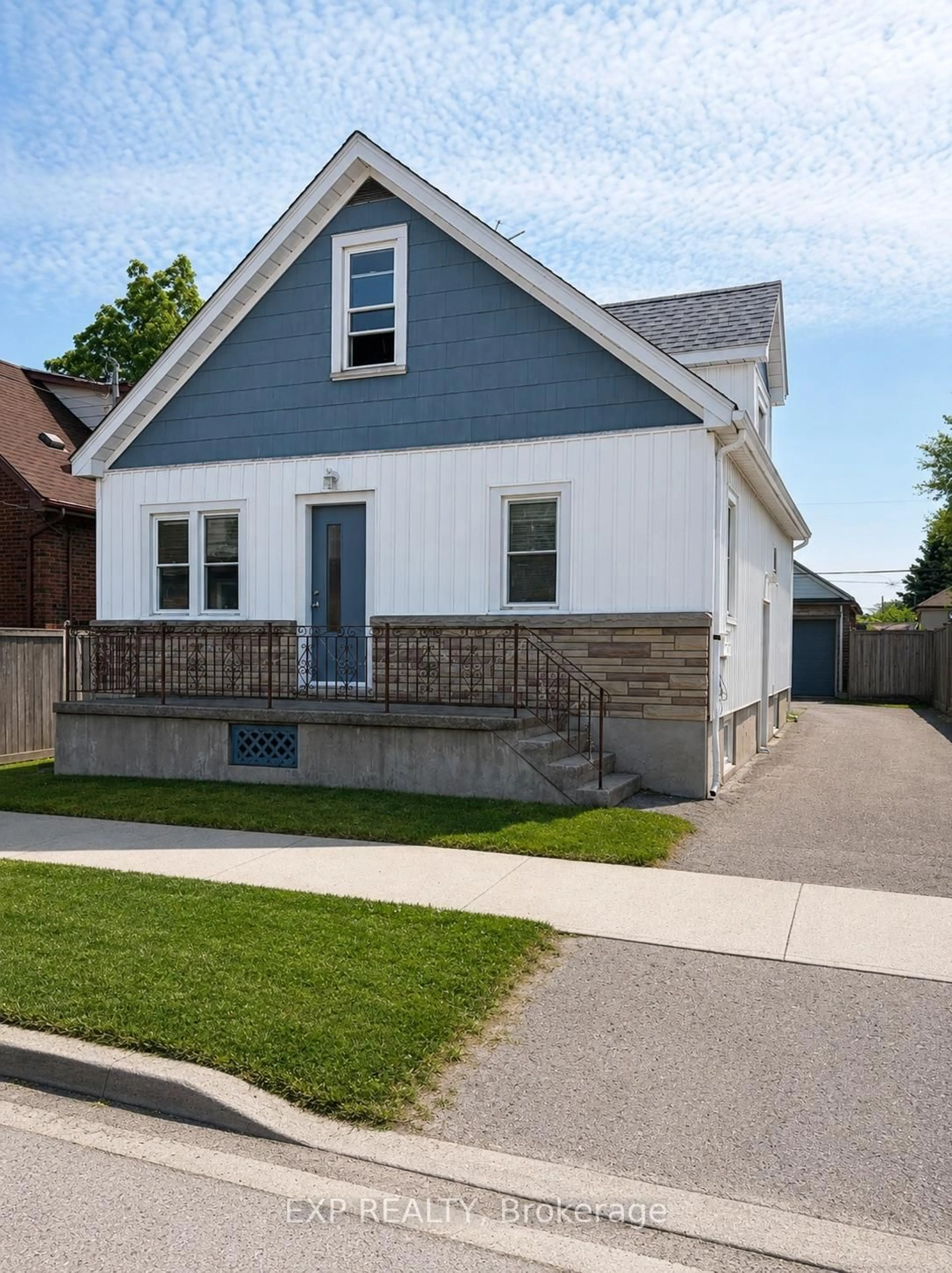 Home with vinyl exterior material, street for 36 Brighton Ave, St. Catharines Ontario L2M 5S7