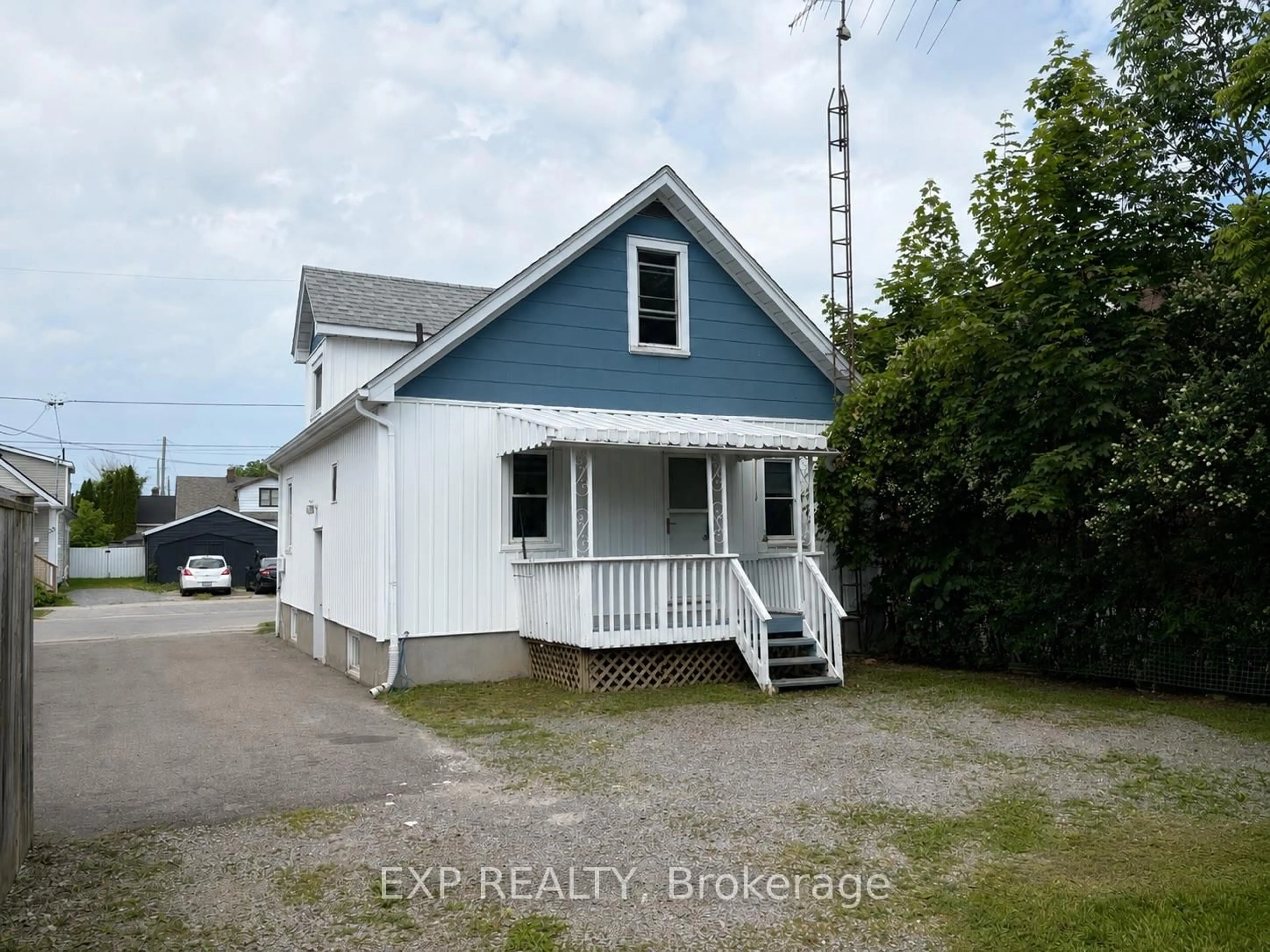 A pic from outside/outdoor area/front of a property/back of a property/a pic from drone, building for 36 Brighton Ave, St. Catharines Ontario L2M 5S7