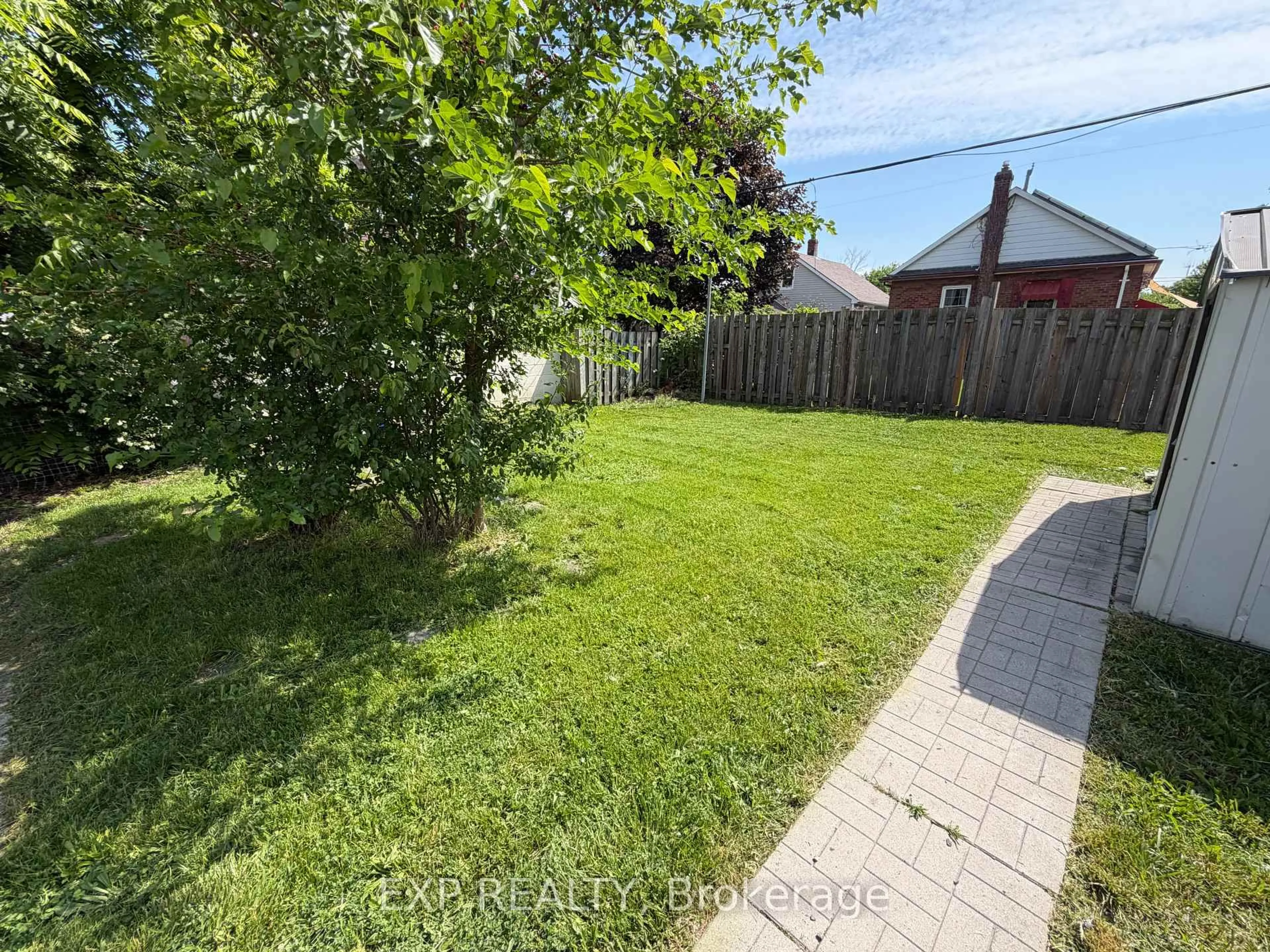 A pic from outside/outdoor area/front of a property/back of a property/a pic from drone, street for 36 Brighton Ave, St. Catharines Ontario L2M 5S7