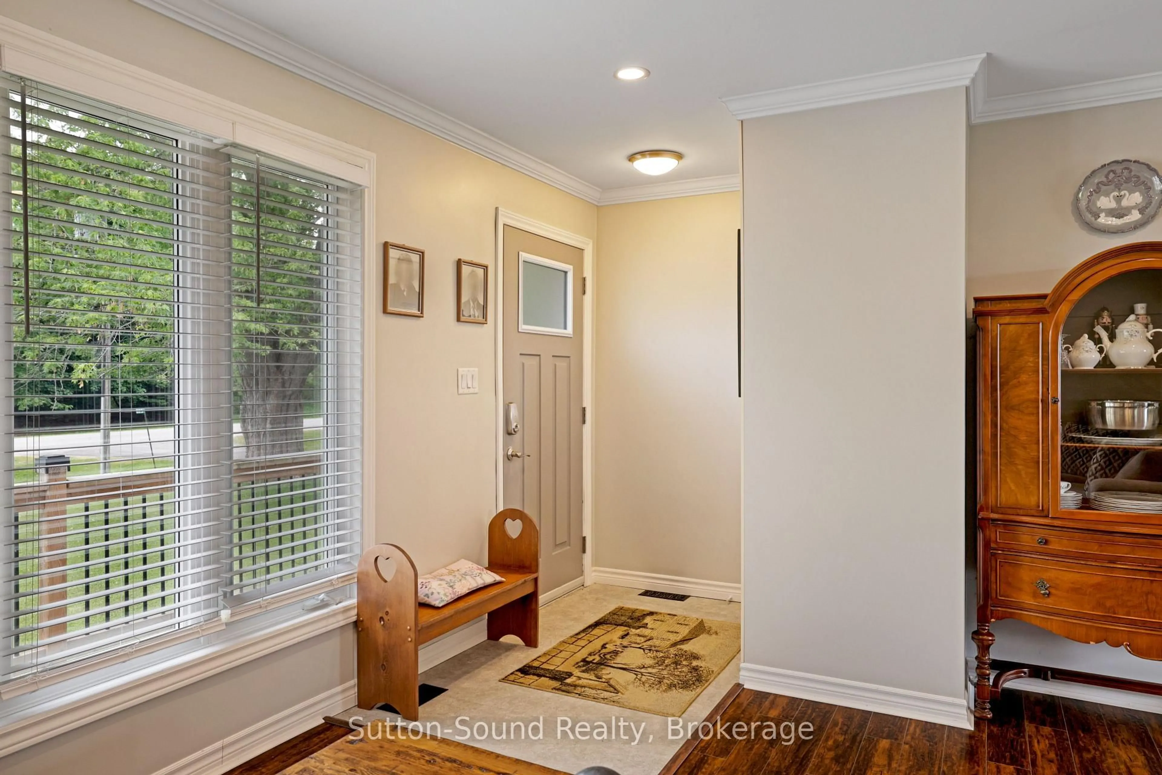 Indoor entryway for 829 30th St, Georgian Bluffs Ontario N4K 6V5