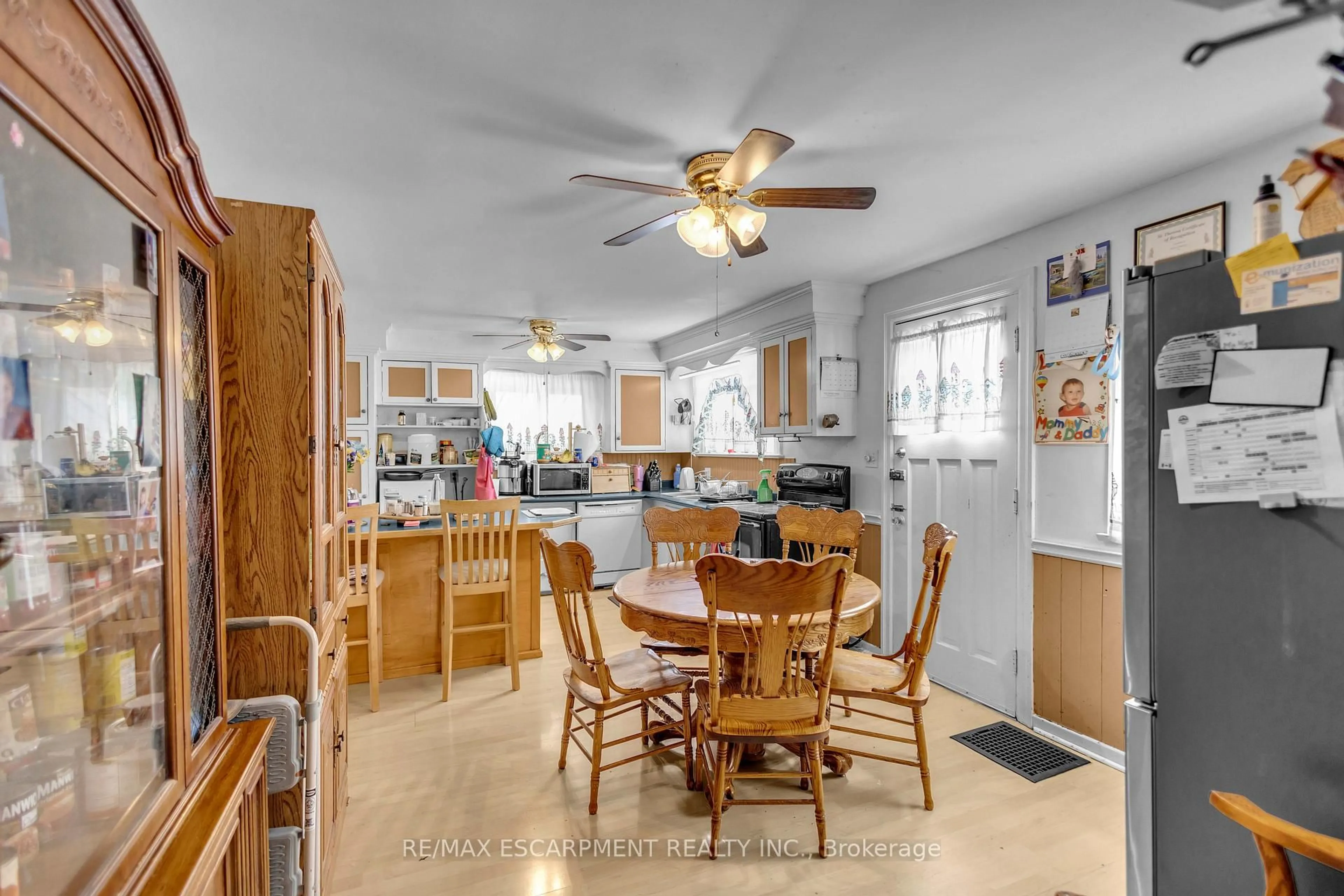 Open concept kitchen, ceramic/tile floor for 35 James Ave, Brantford Ontario N3S 6Y2
