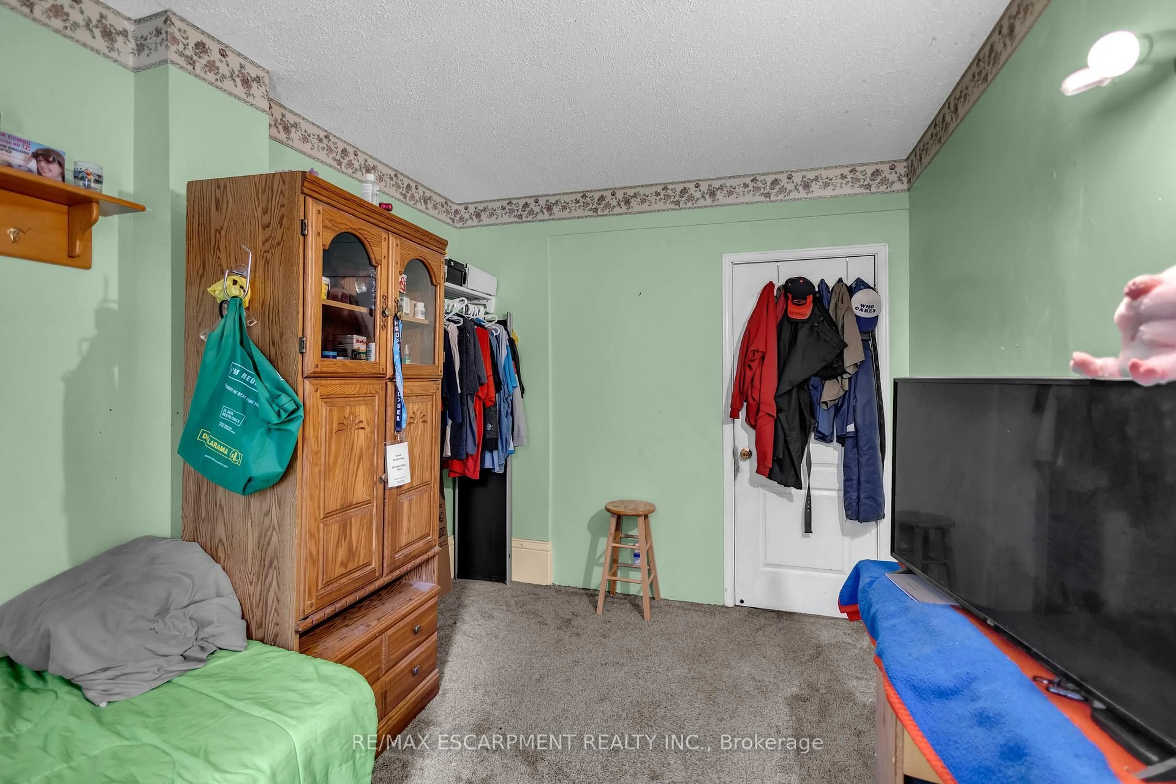 A pic of a room for 35 James Ave, Brantford Ontario N3S 6Y2