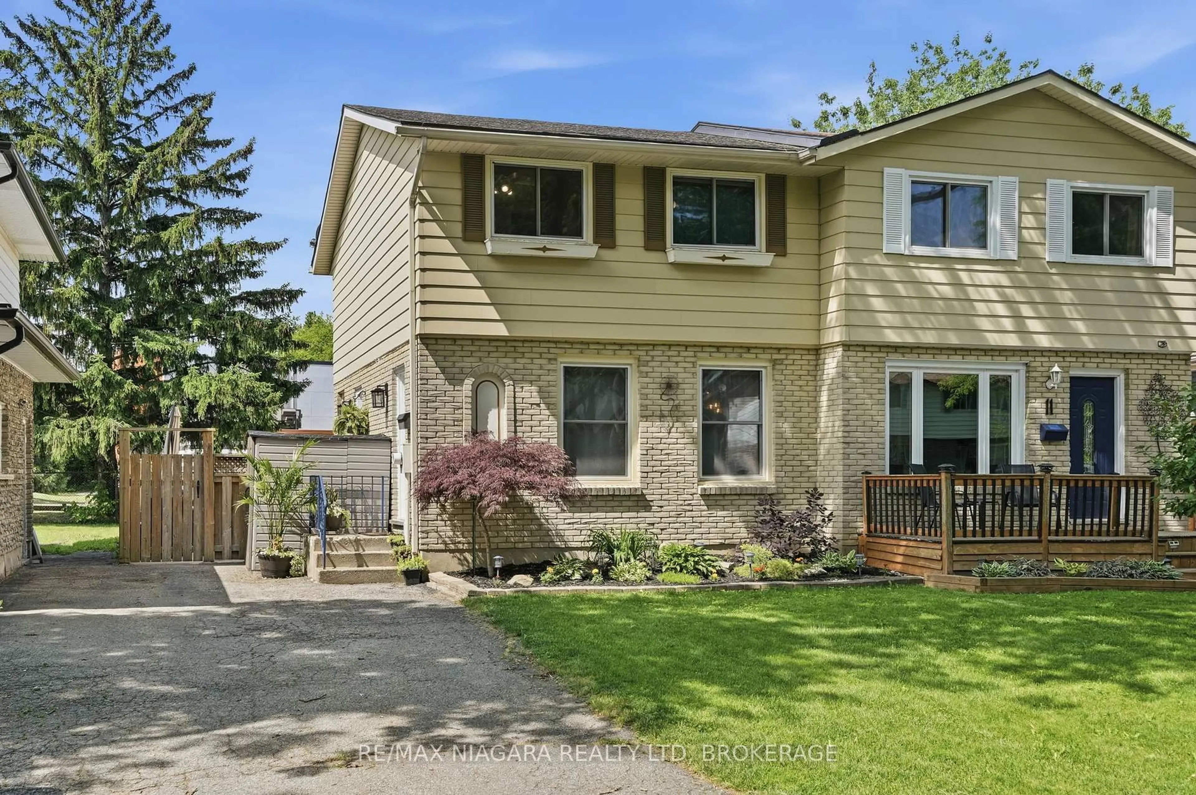 Home with vinyl exterior material, street for 9 Lafayette Dr, St. Catharines Ontario L2N 6C1