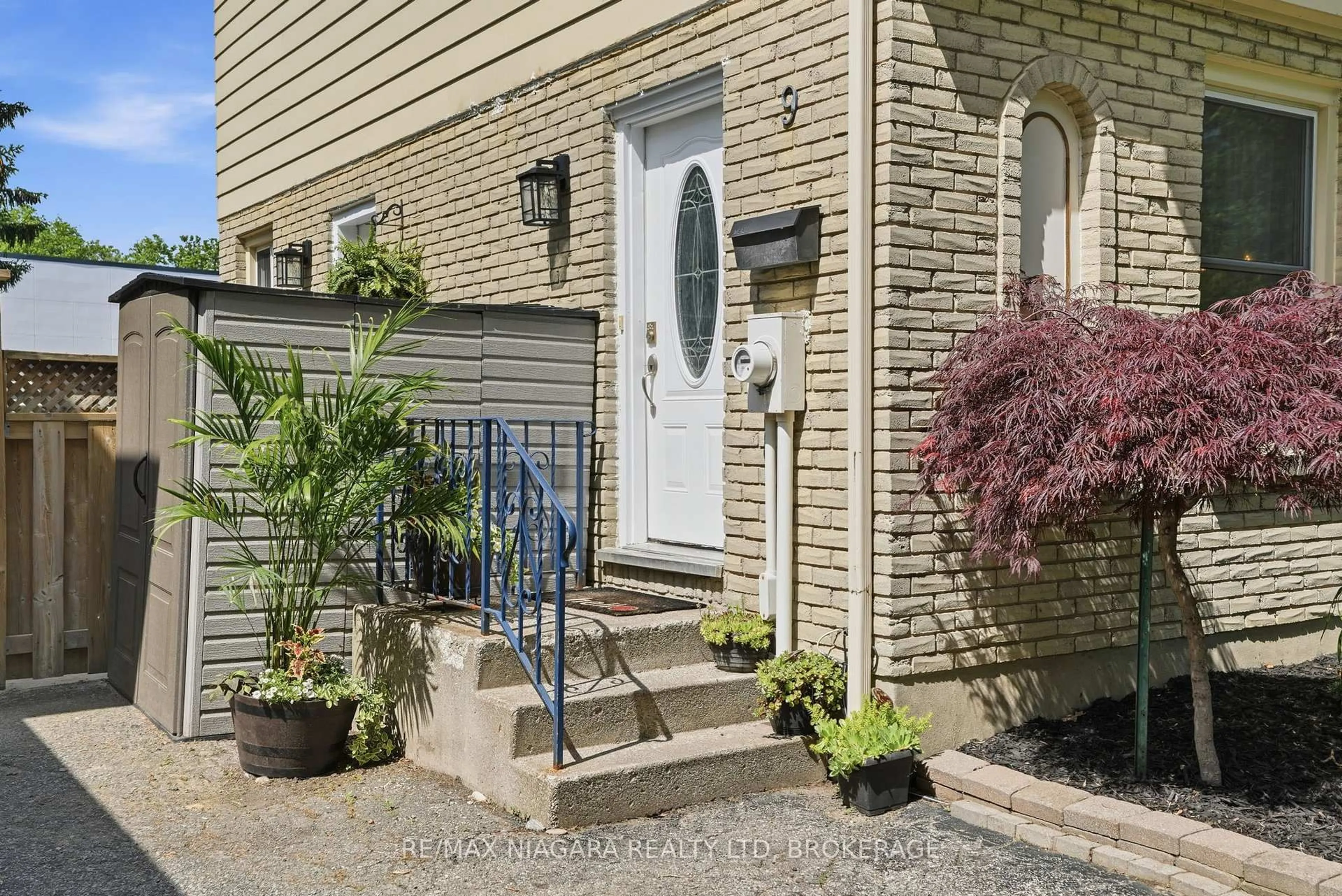 Indoor entryway for 9 Lafayette Dr, St. Catharines Ontario L2N 6C1