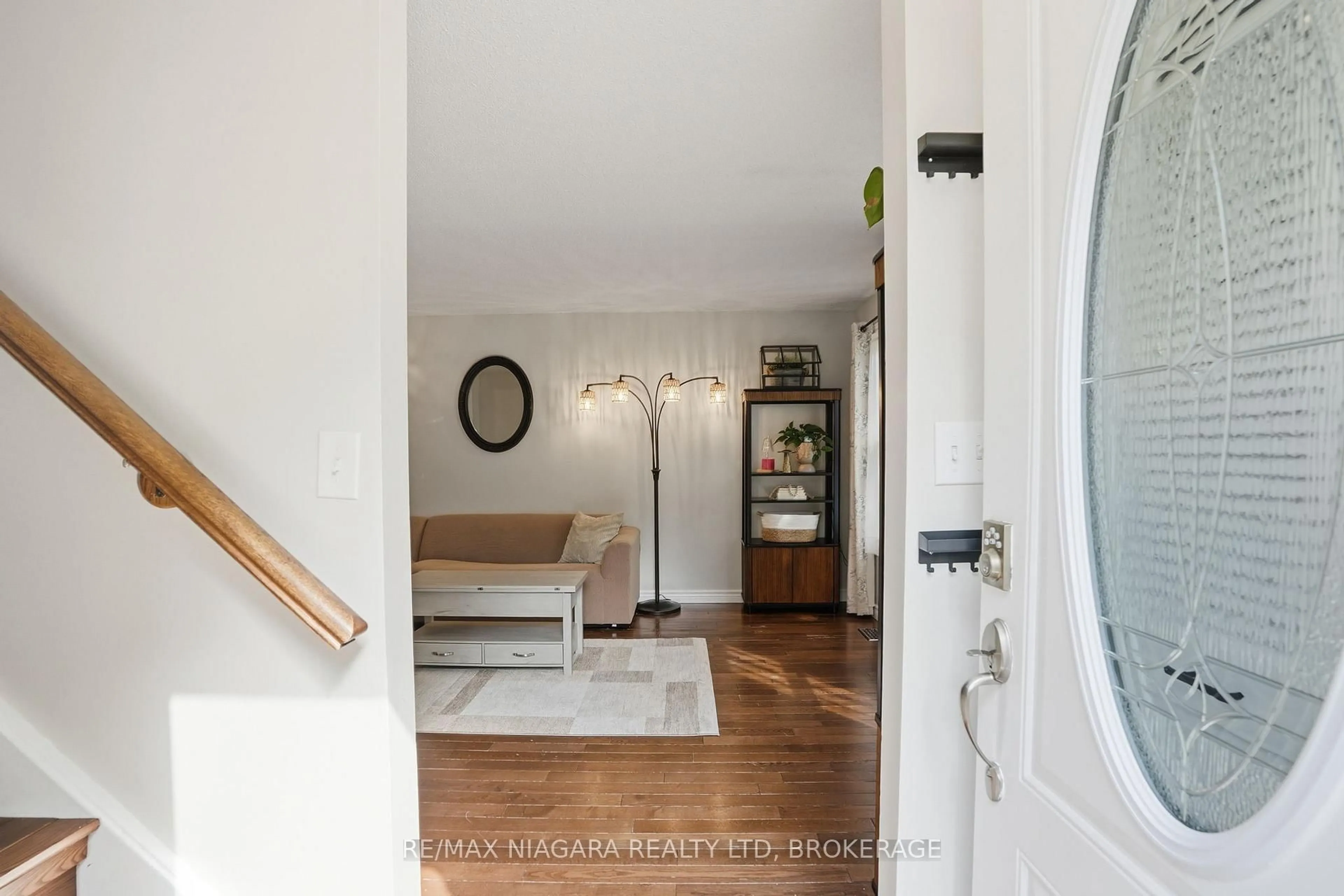 Indoor entryway for 9 Lafayette Dr, St. Catharines Ontario L2N 6C1