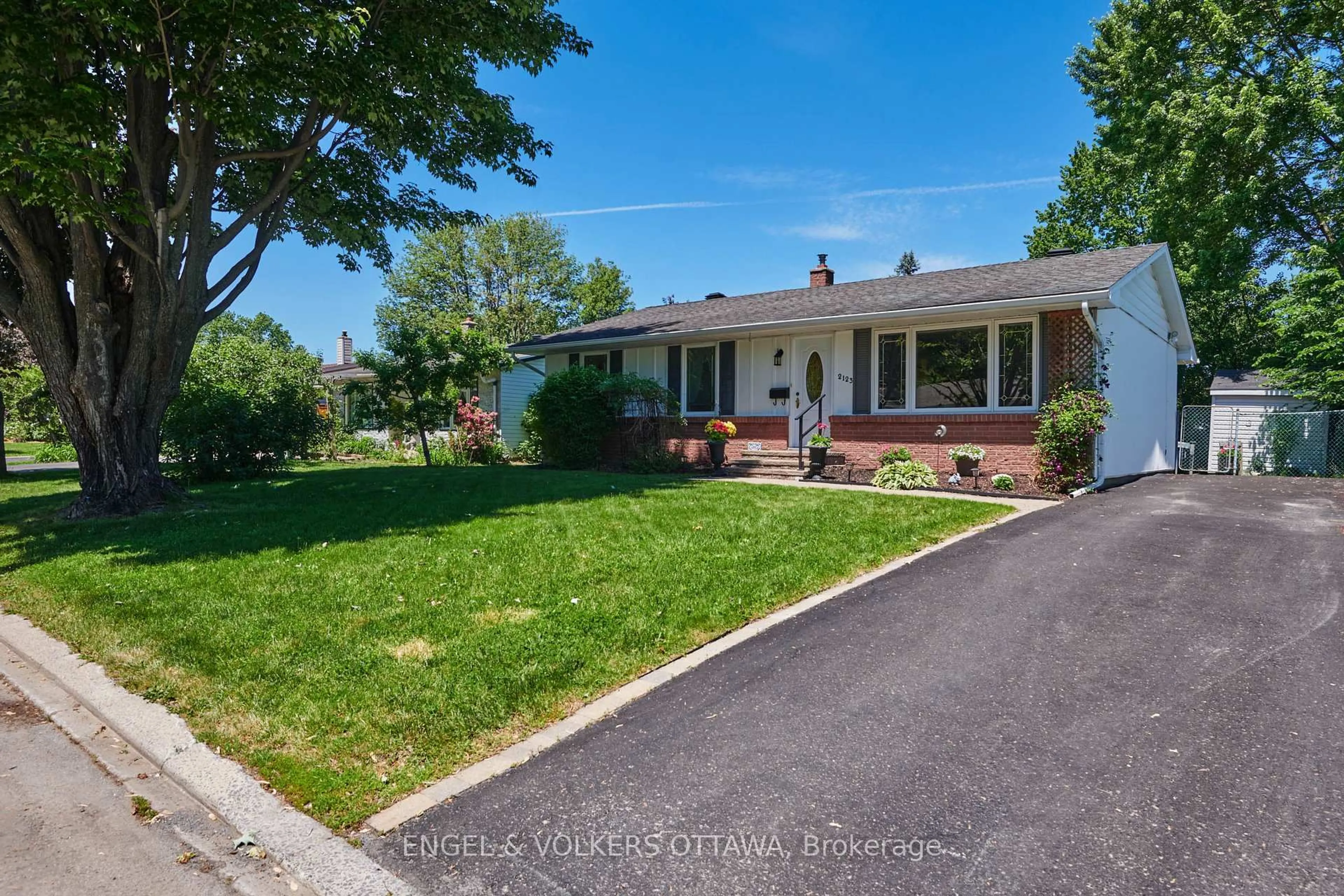 A pic from outside/outdoor area/front of a property/back of a property/a pic from drone, street for 2123 Blue Jay Cres, Ottawa Ontario K1J 6A9