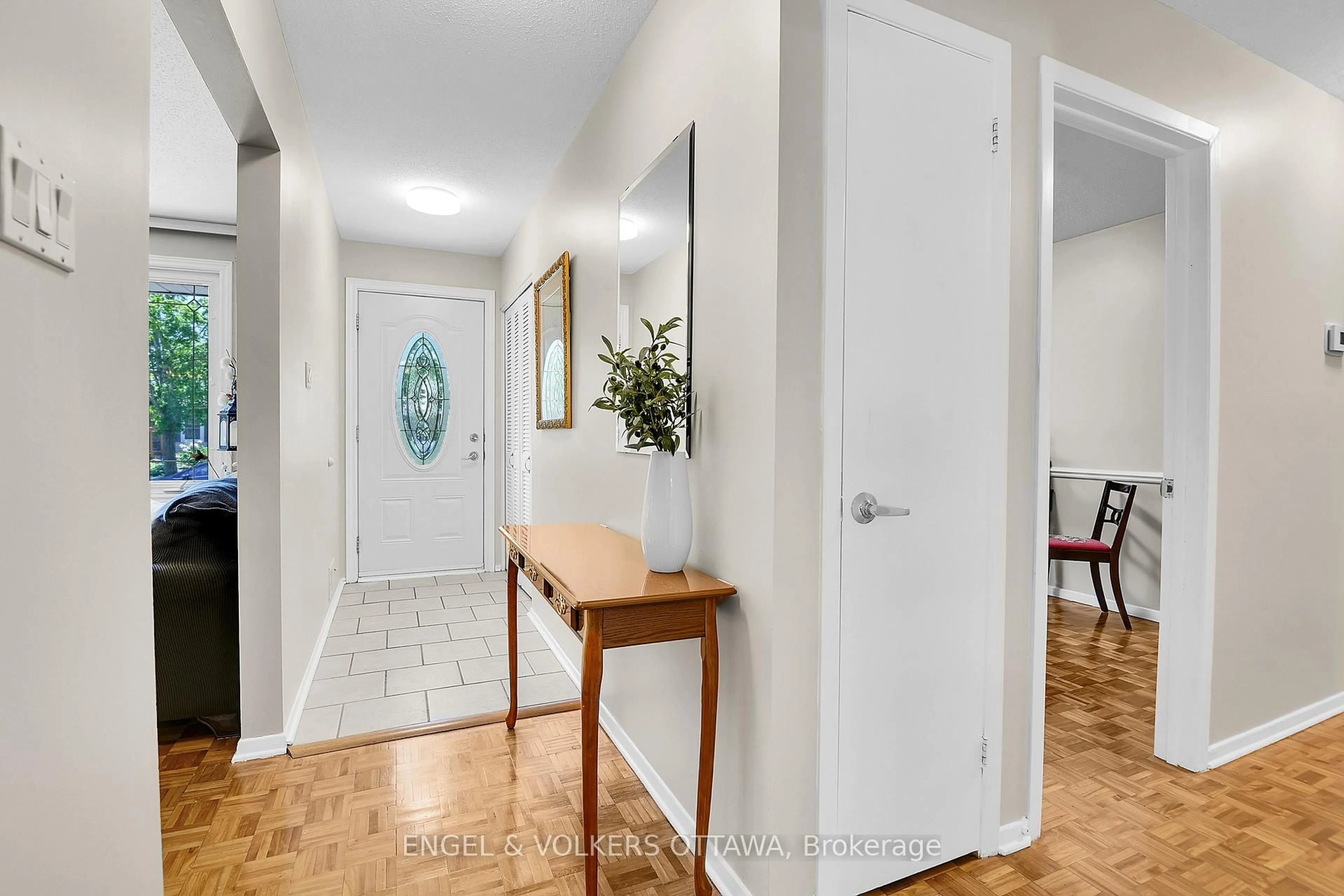 Indoor entryway for 2123 Blue Jay Cres, Ottawa Ontario K1J 6A9