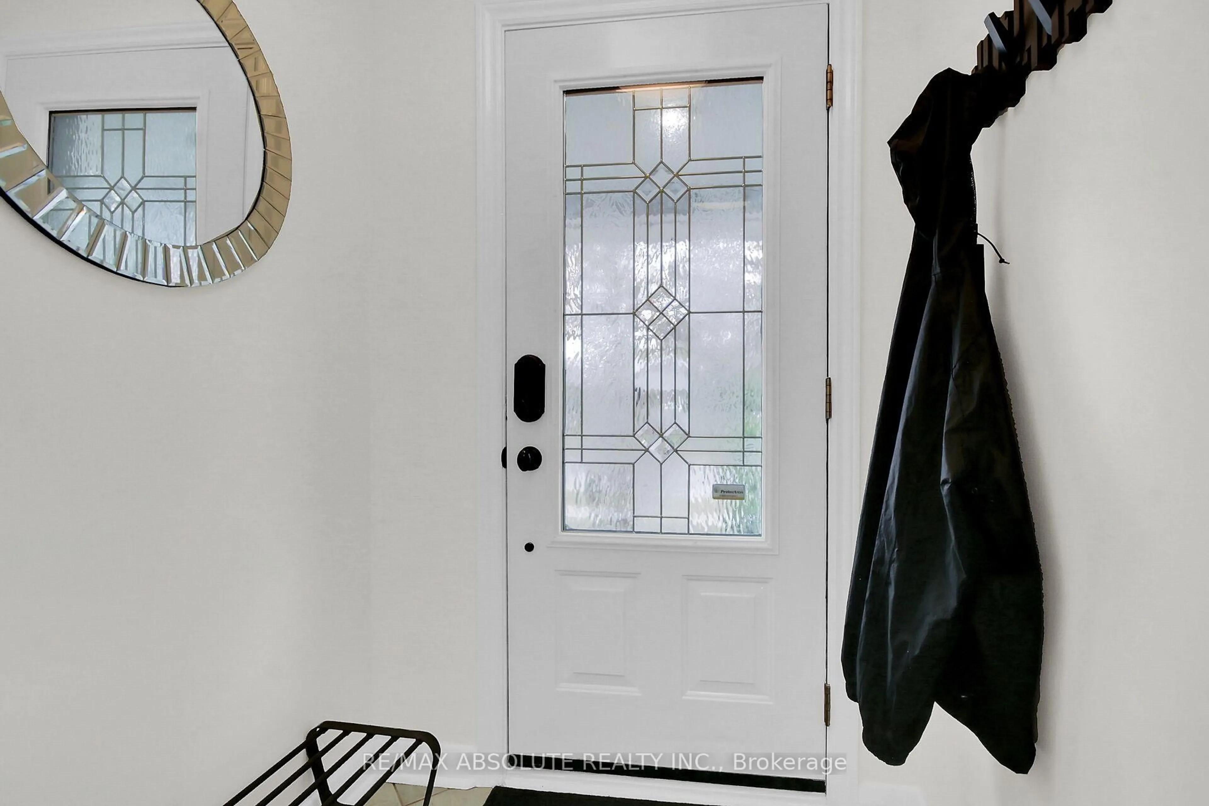 Indoor entryway for 731 Dovercourt Ave, Ottawa Ontario K2A 0W9