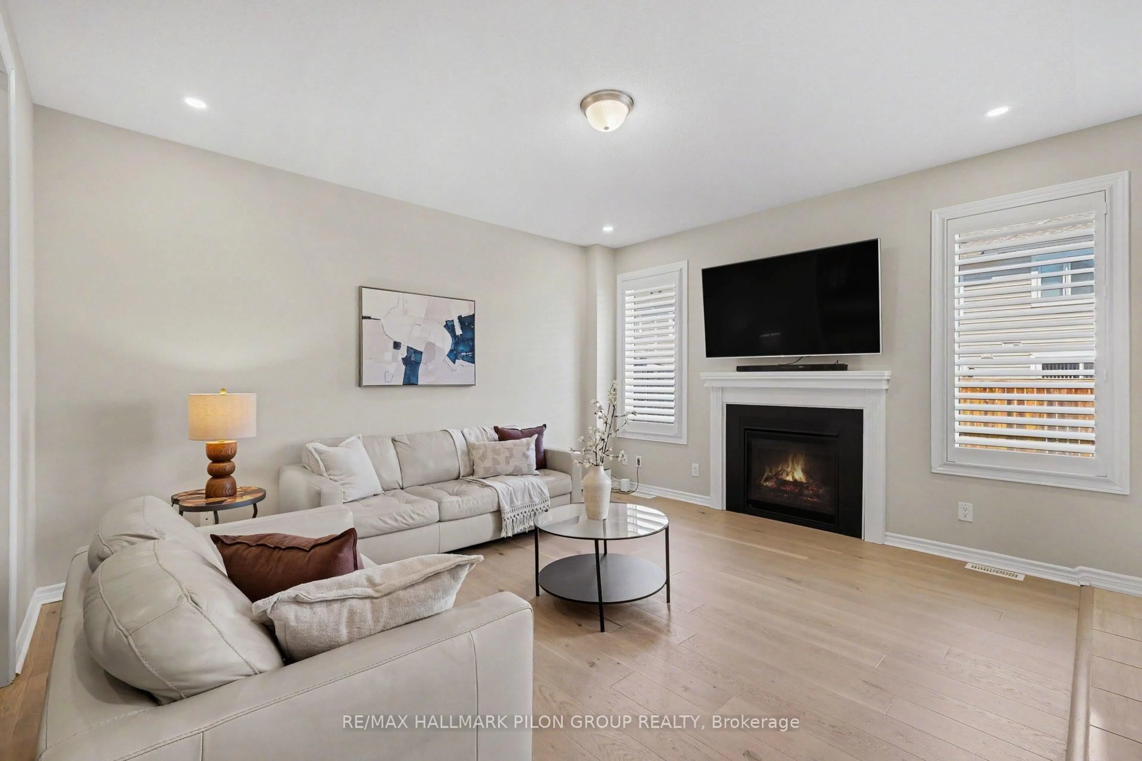 Living room with furniture, unknown for 124 Mandalay St, Ottawa Ontario K4A 1A6