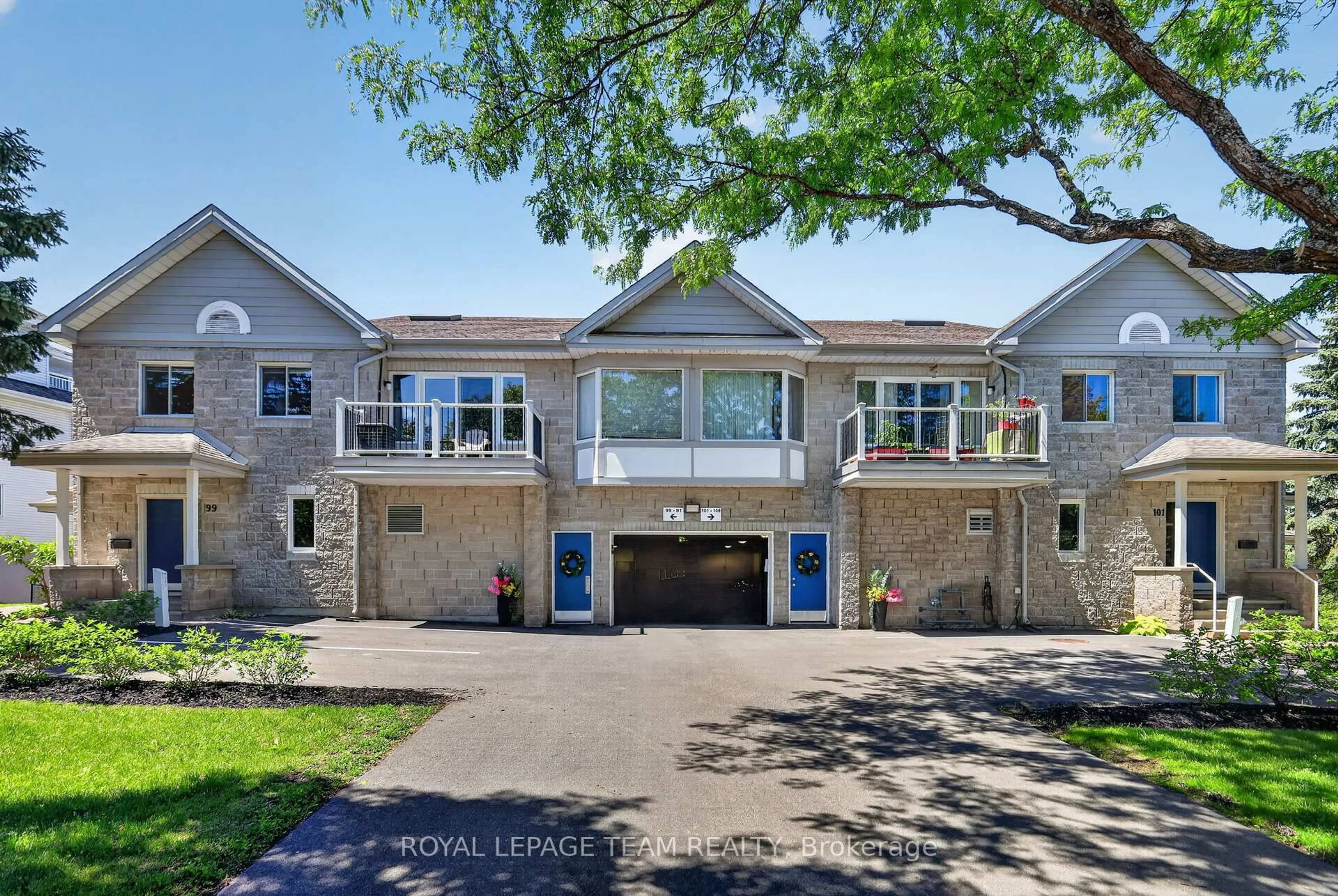 A pic from outside/outdoor area/front of a property/back of a property/a pic from drone, street for 91 Robson Crt, Ottawa Ontario K2K 2W1