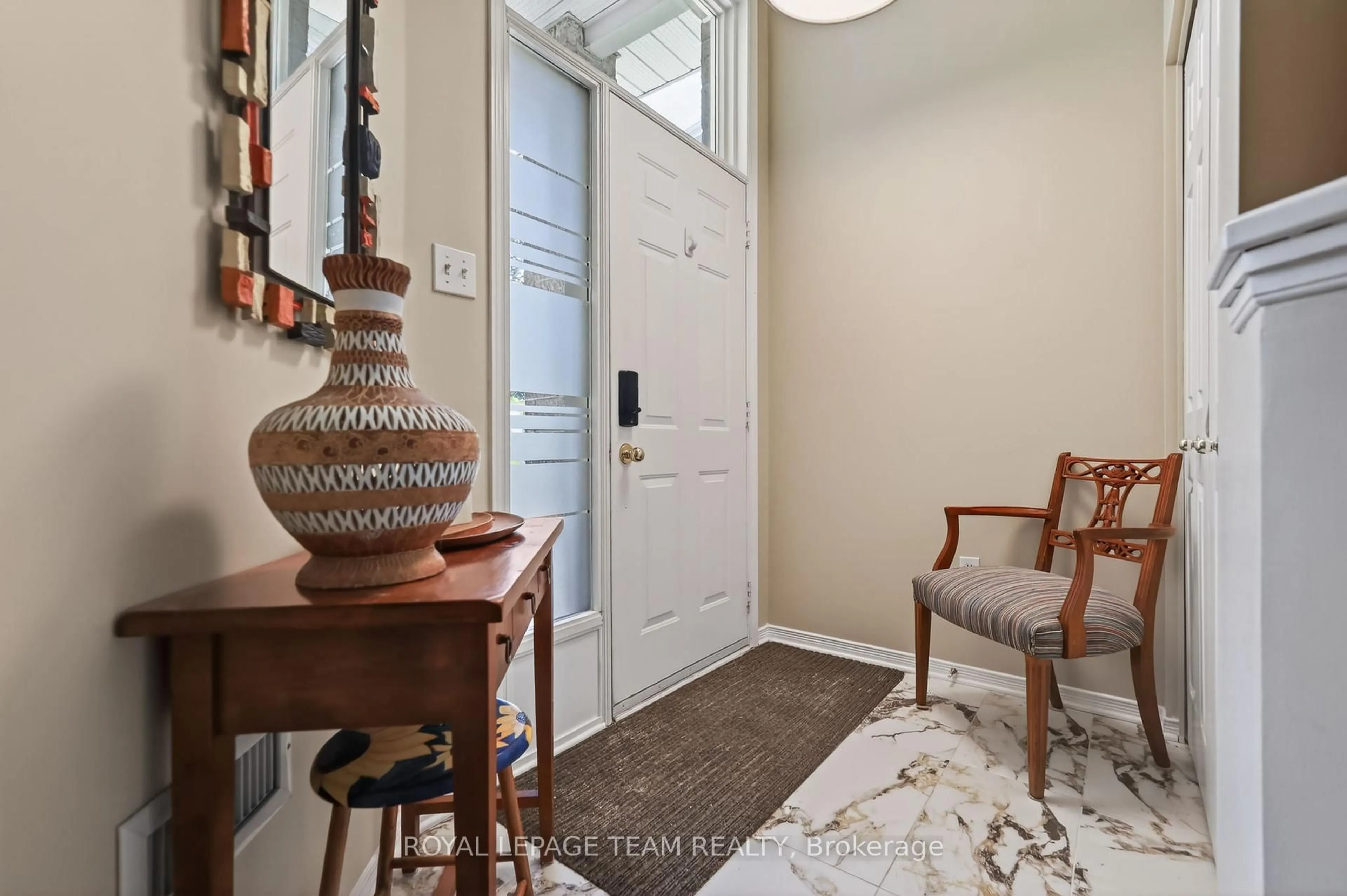 Indoor entryway for 91 Robson Crt, Ottawa Ontario K2K 2W1