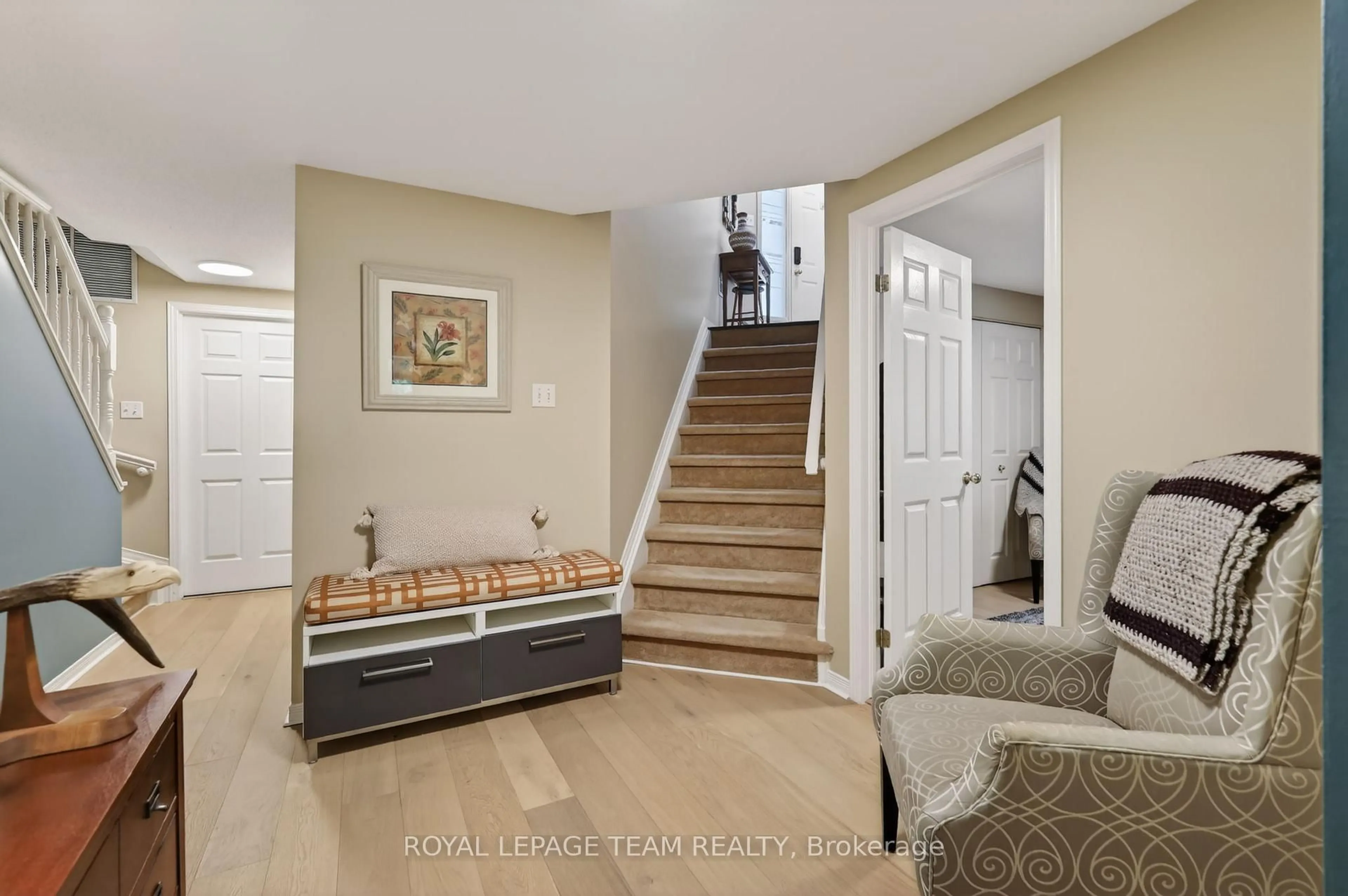 Indoor entryway for 91 Robson Crt, Ottawa Ontario K2K 2W1