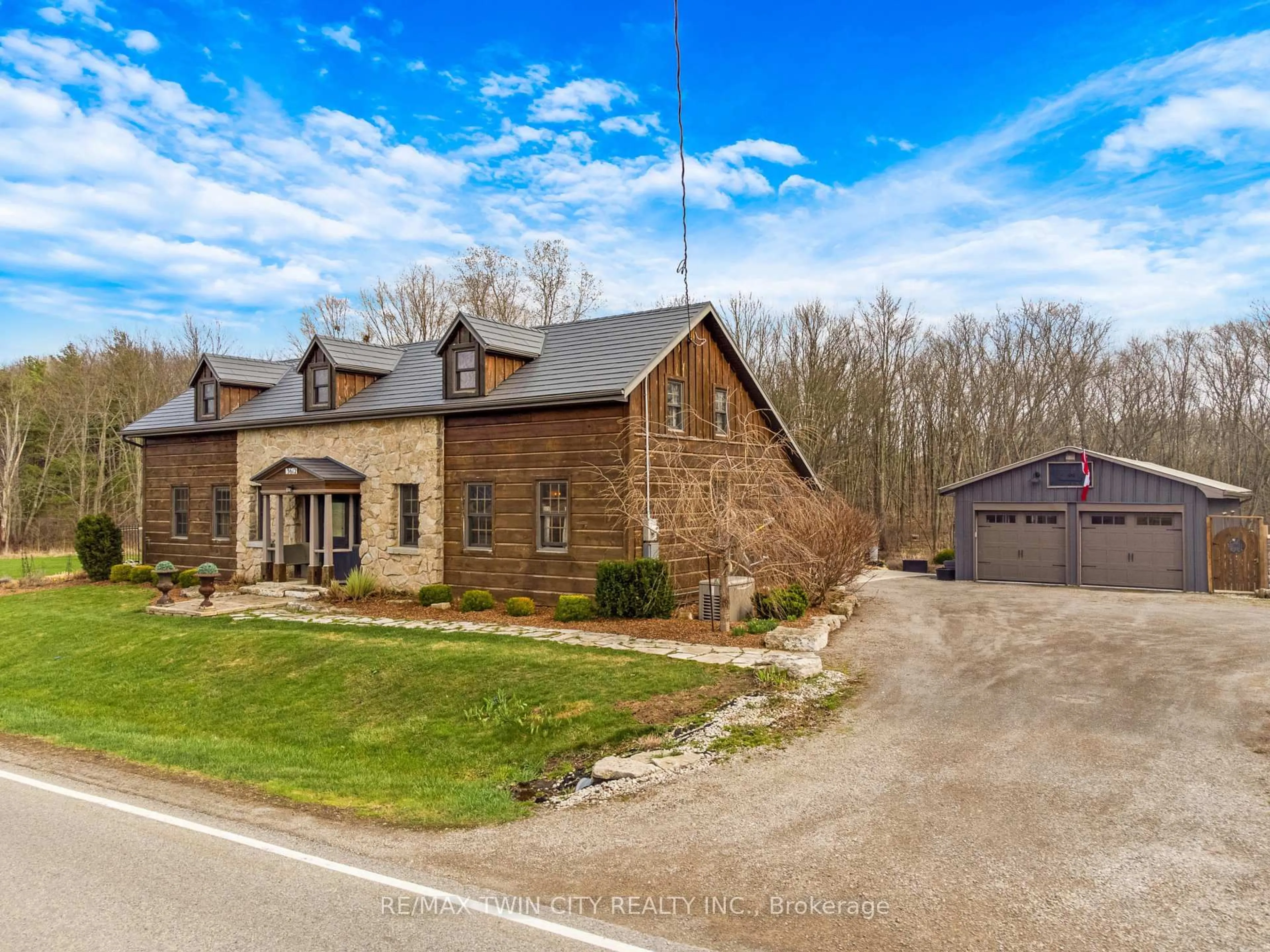 A pic from outside/outdoor area/front of a property/back of a property/a pic from drone, street for 3612 INDIAN Tr, Hamilton Ontario N3T 5M1