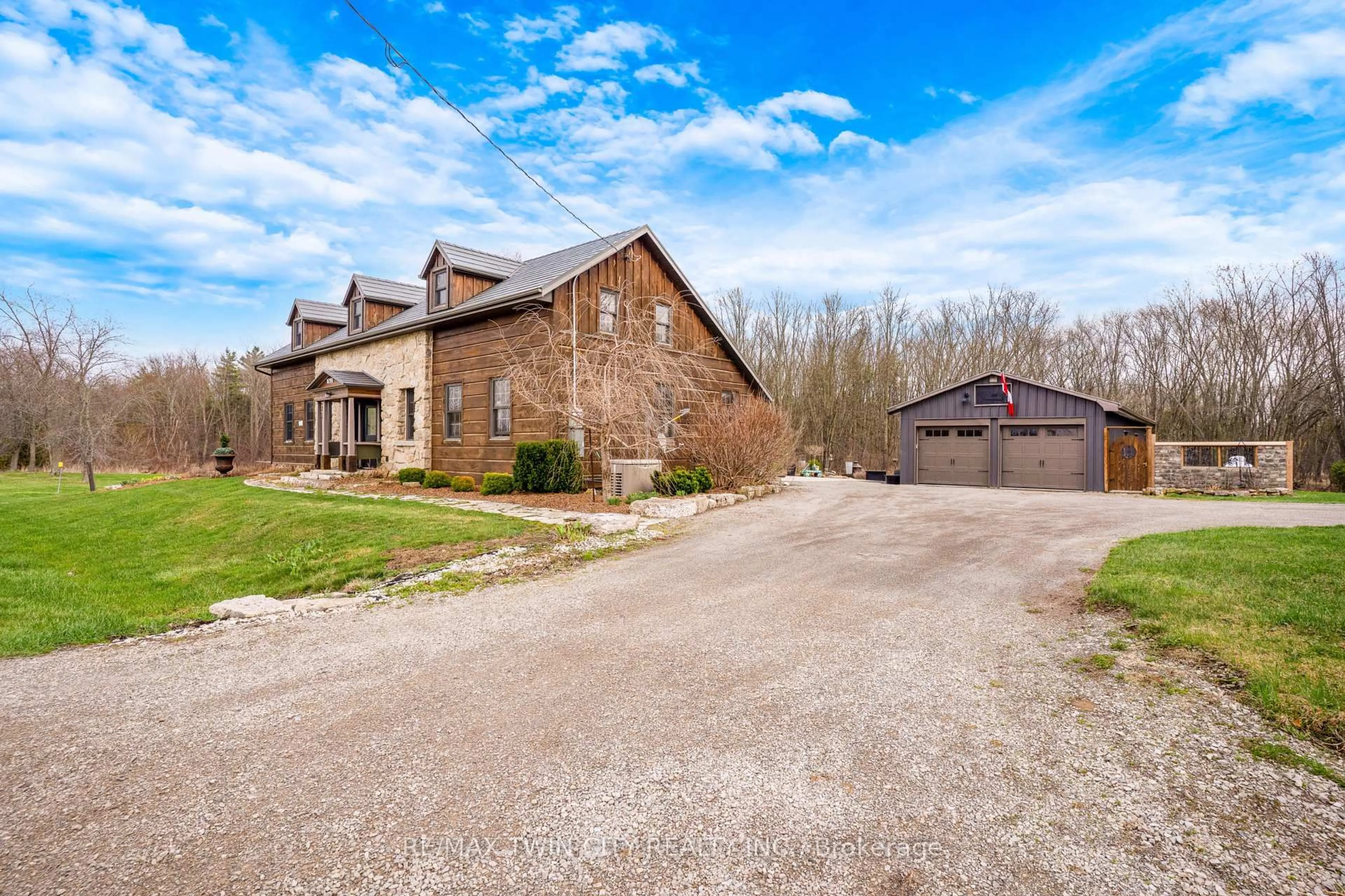 A pic from outside/outdoor area/front of a property/back of a property/a pic from drone, building for 3612 INDIAN Tr, Hamilton Ontario N3T 5M1