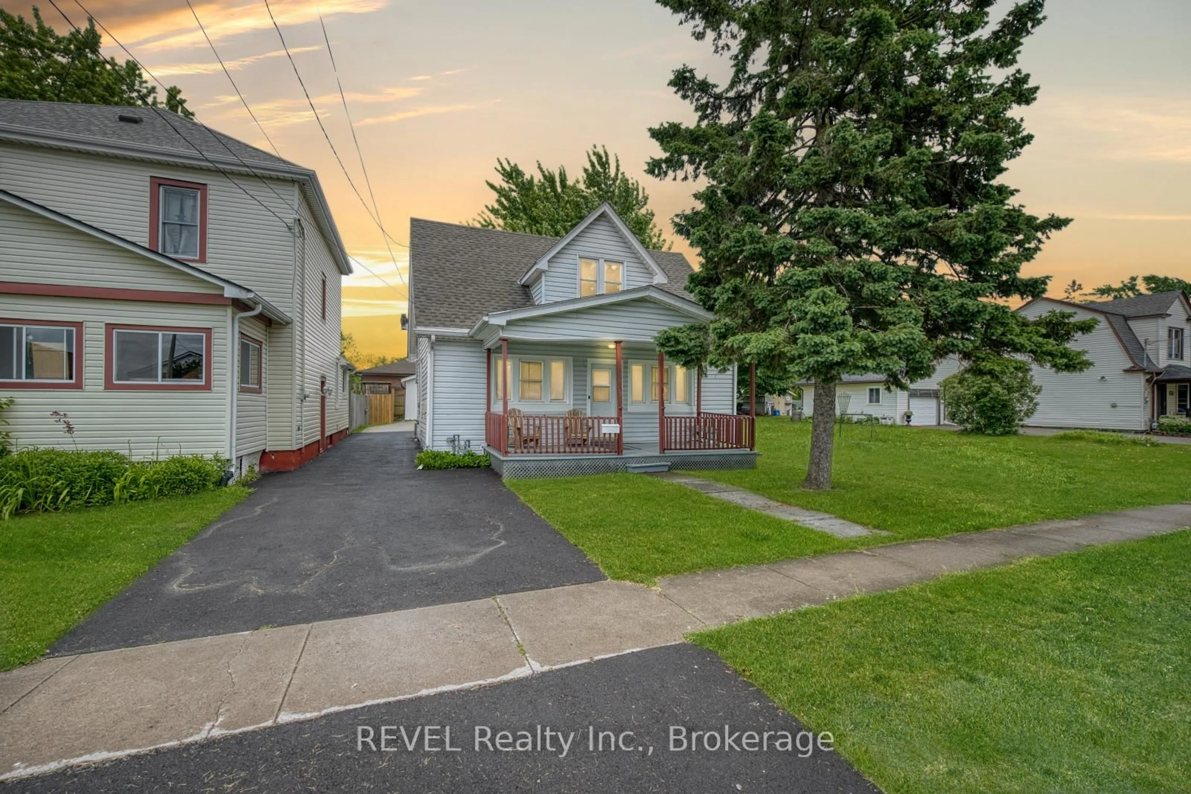 A pic from outside/outdoor area/front of a property/back of a property/a pic from drone, street for 35 HUMBOLDT Pkwy, Port Colborne Ontario L3K 2H1