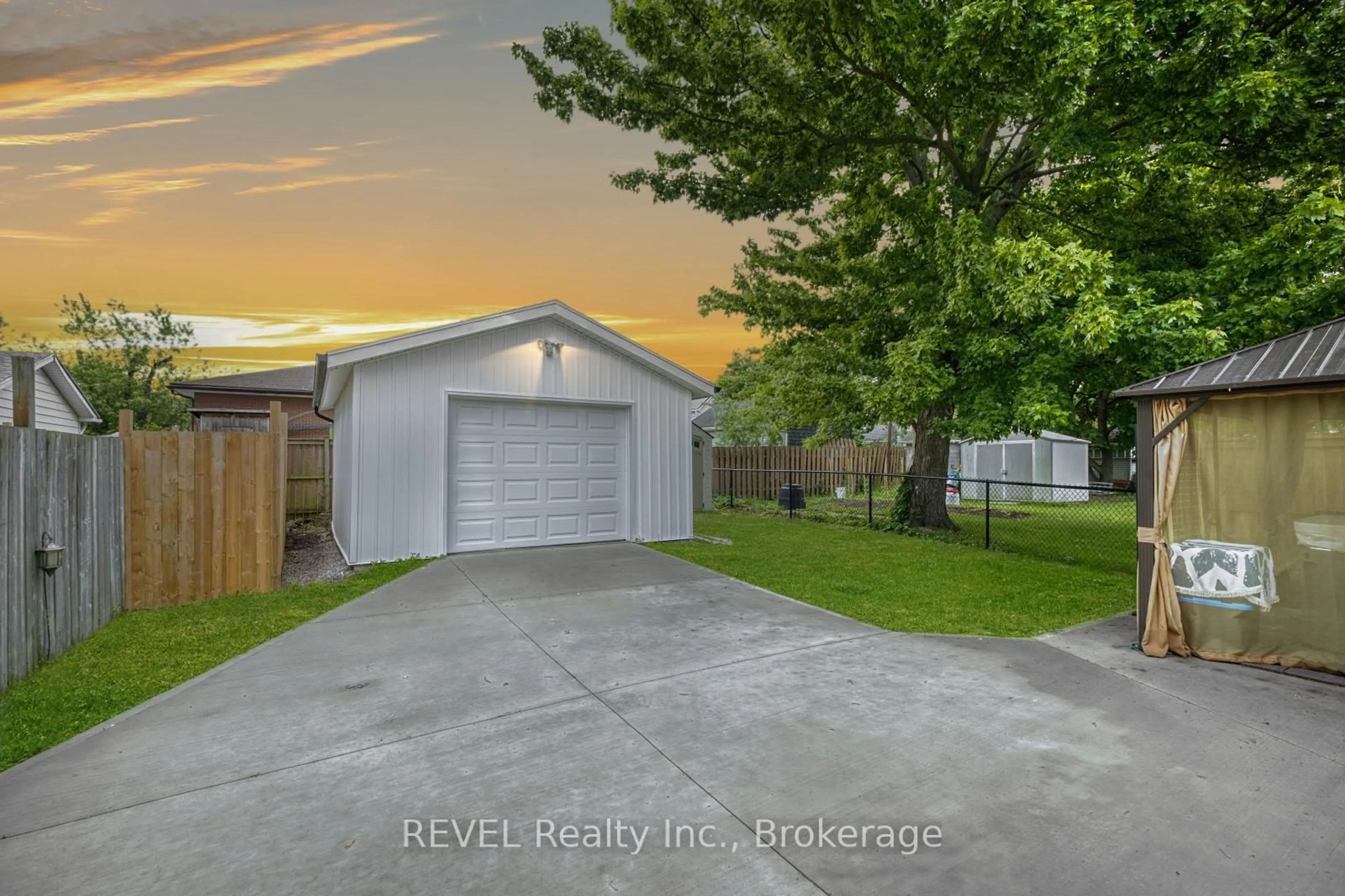A pic from outside/outdoor area/front of a property/back of a property/a pic from drone, water/lake/river/ocean view for 35 HUMBOLDT Pkwy, Port Colborne Ontario L3K 2H1