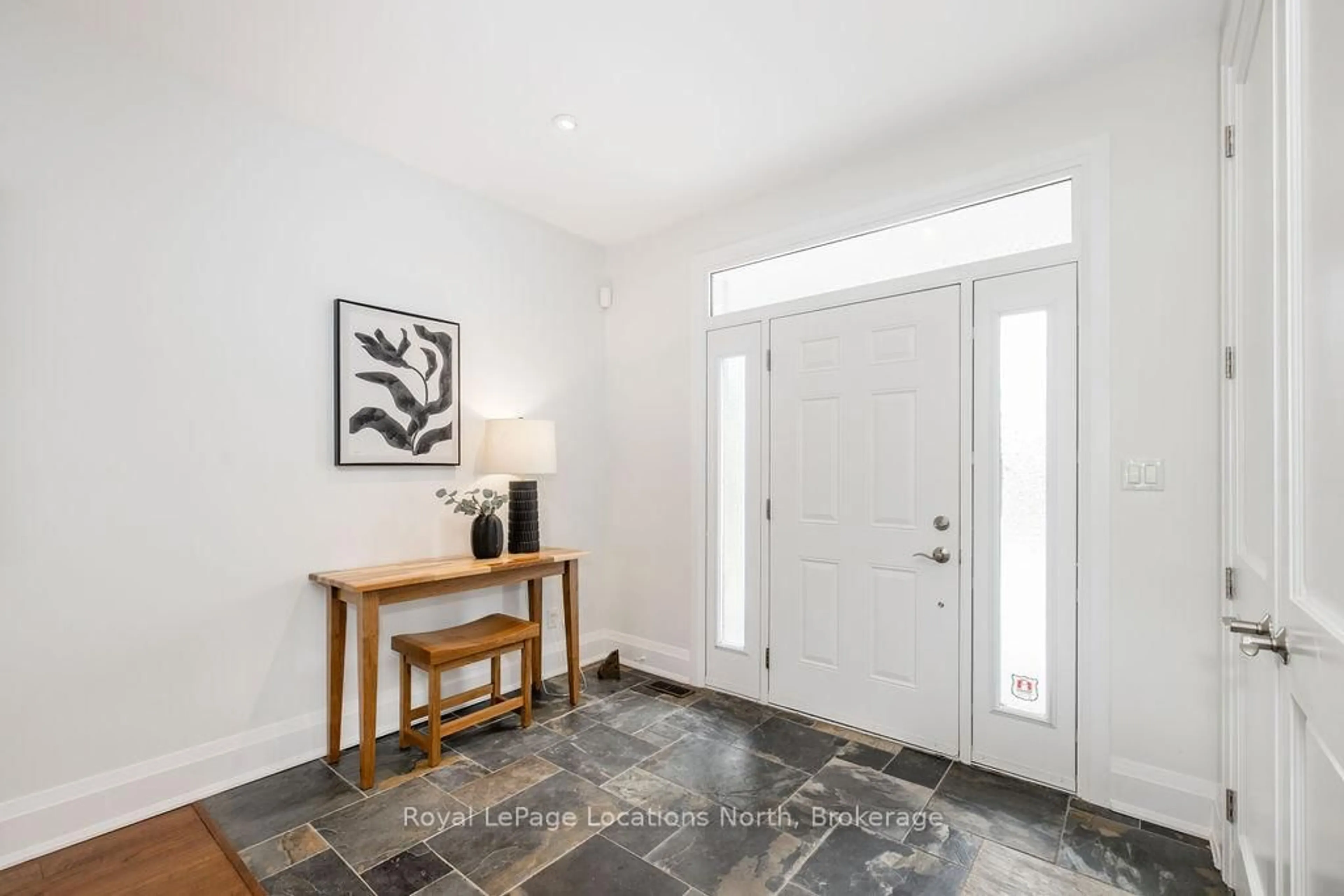 Indoor entryway for 122 Augusta Cres, Blue Mountains Ontario L9Y 0K7