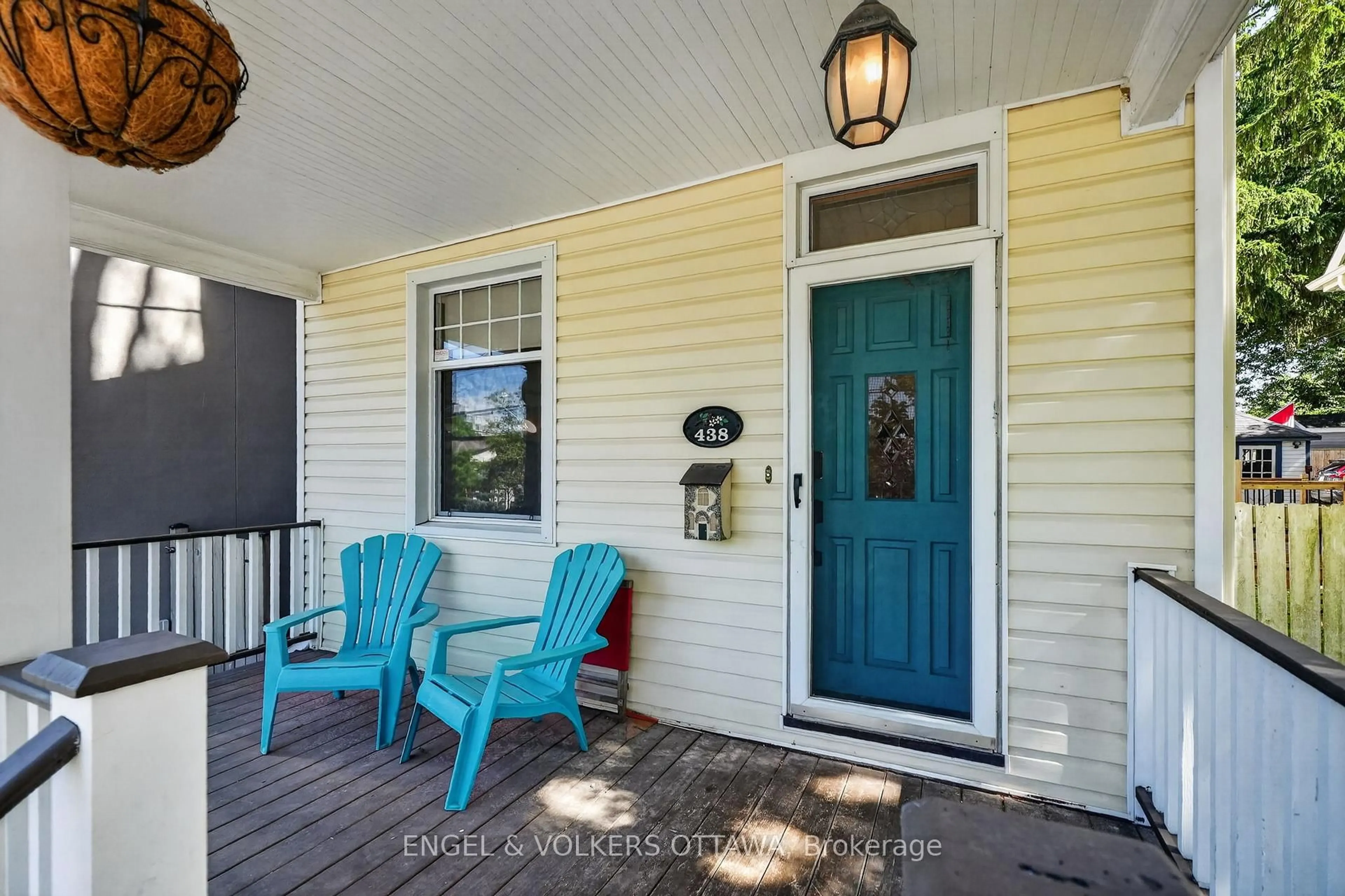 Indoor entryway for 438 Byron Ave, Ottawa Ontario K1Z 6Z4