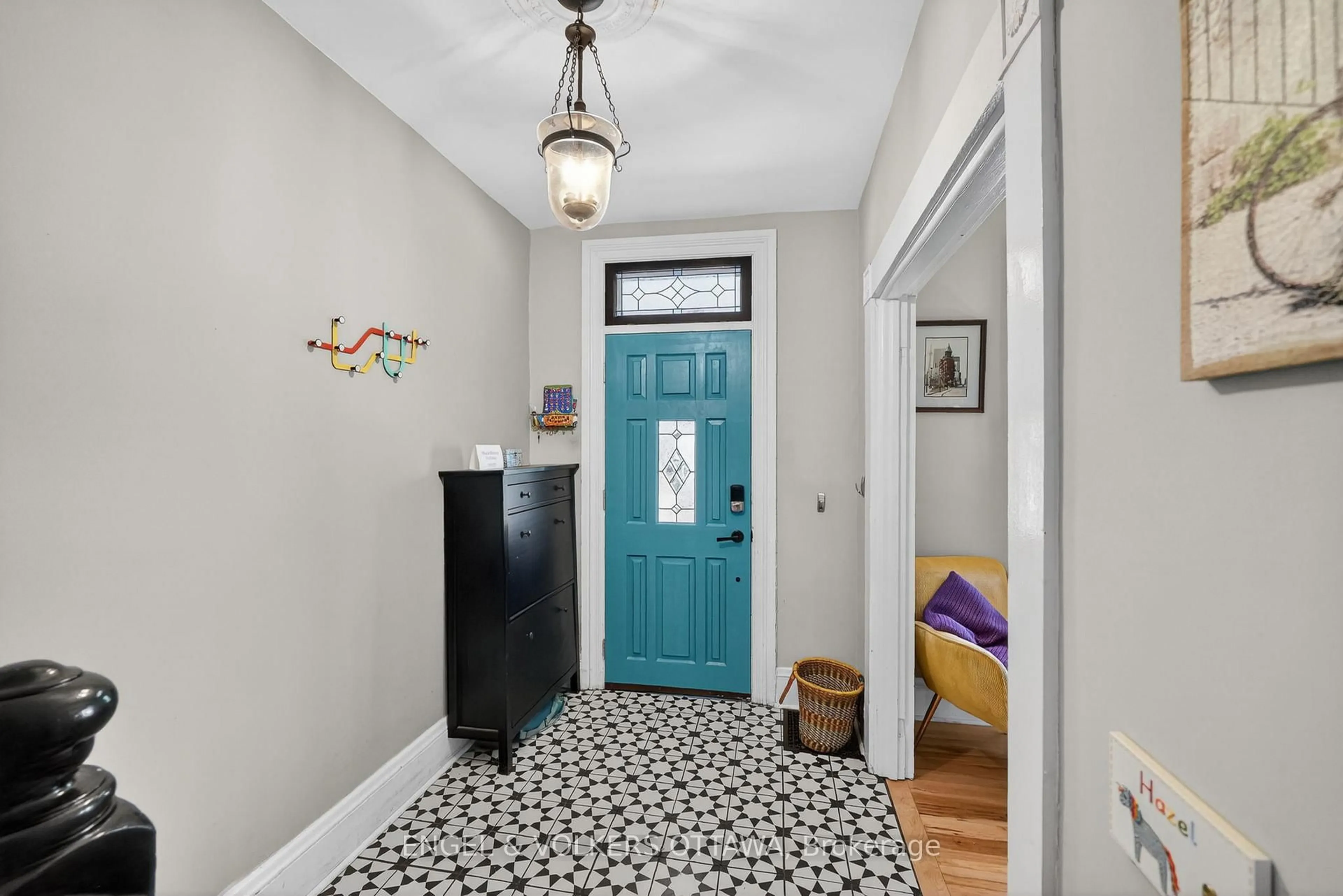 Indoor entryway for 438 Byron Ave, Ottawa Ontario K1Z 6Z4