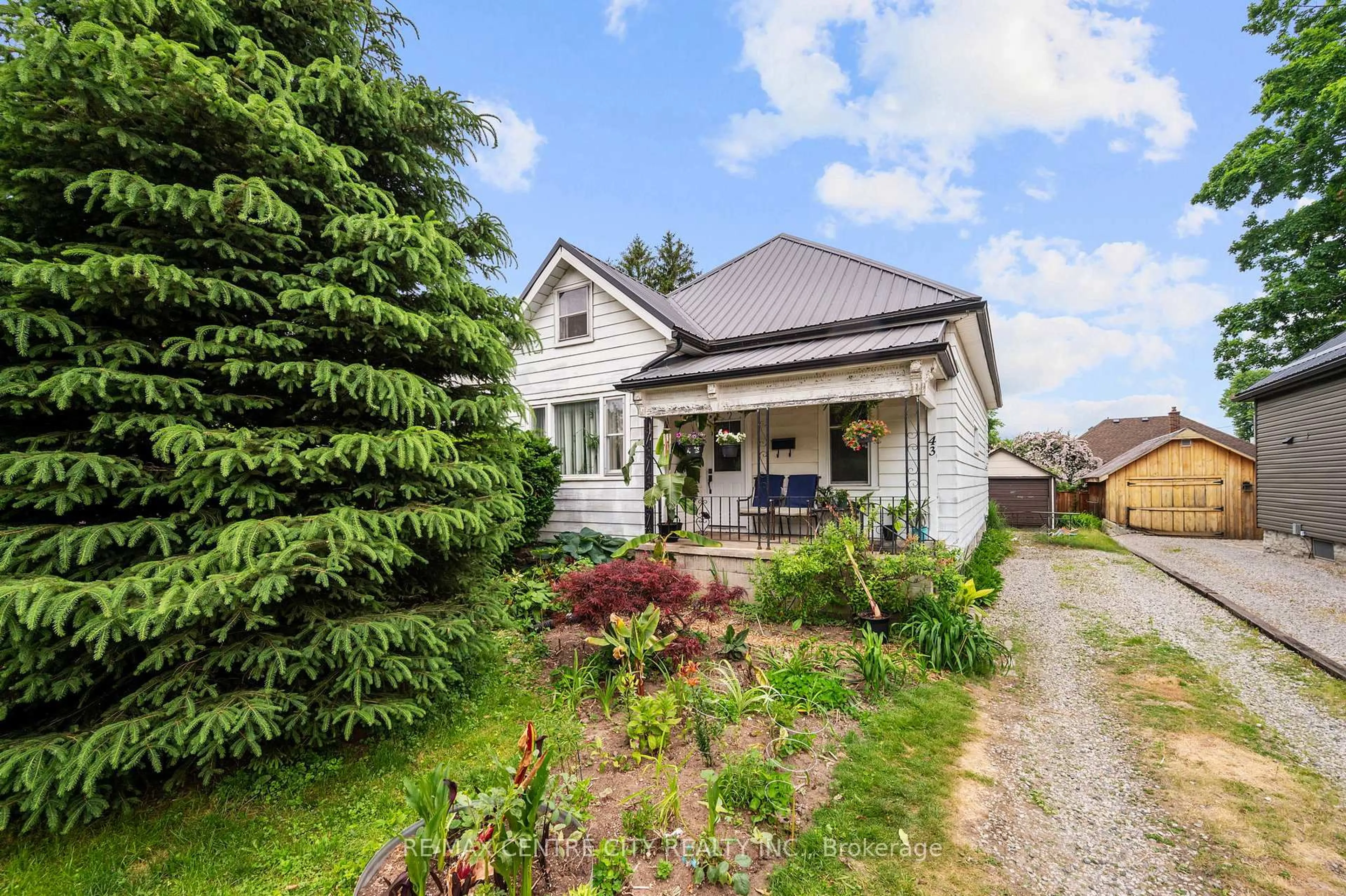 A pic from outside/outdoor area/front of a property/back of a property/a pic from drone, street for 43 Devonshire Pl, St. Thomas Ontario N5R 3N2