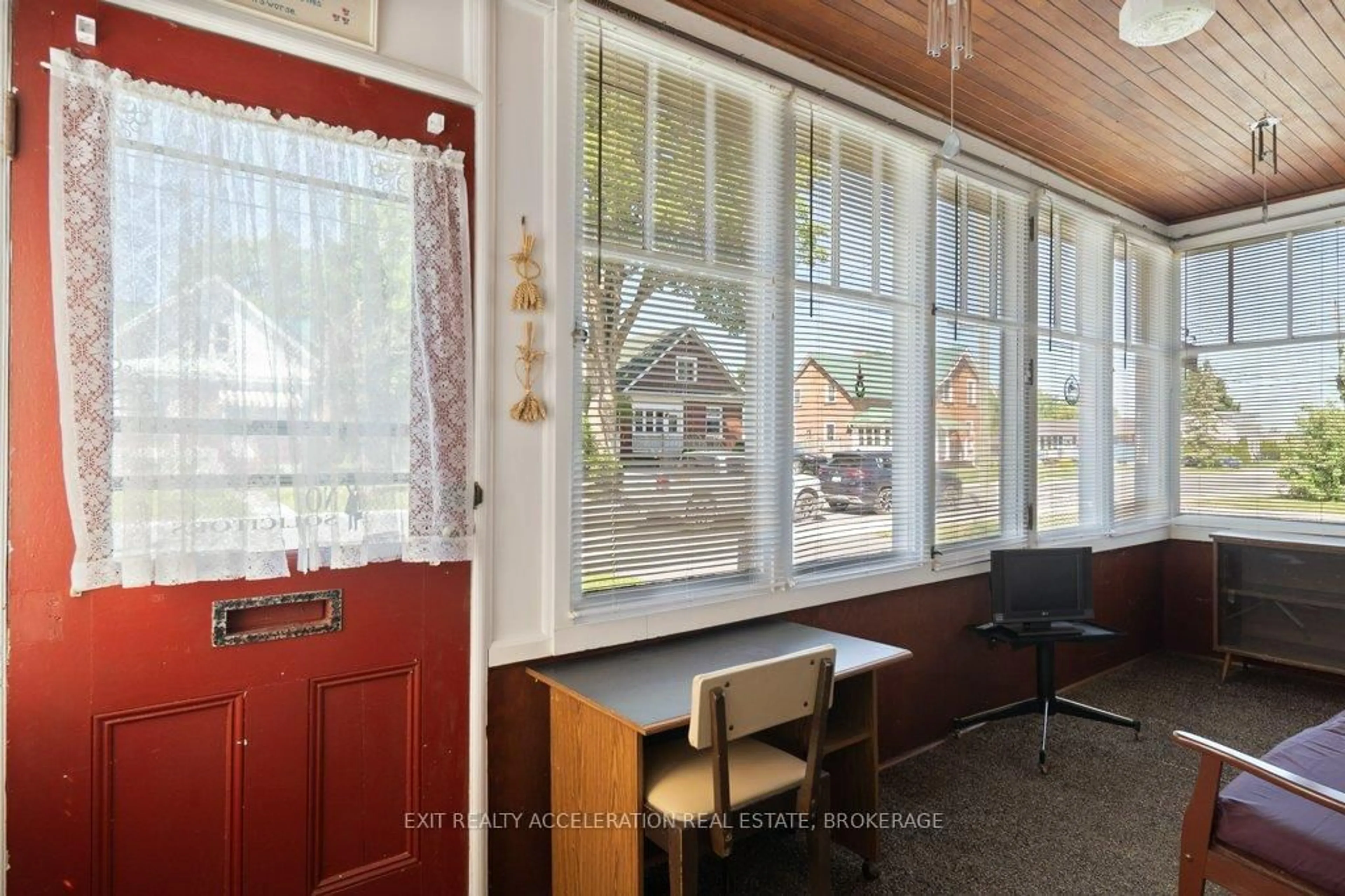 Indoor foyer for 235 East St, Greater Napanee Ontario K7R 1S9