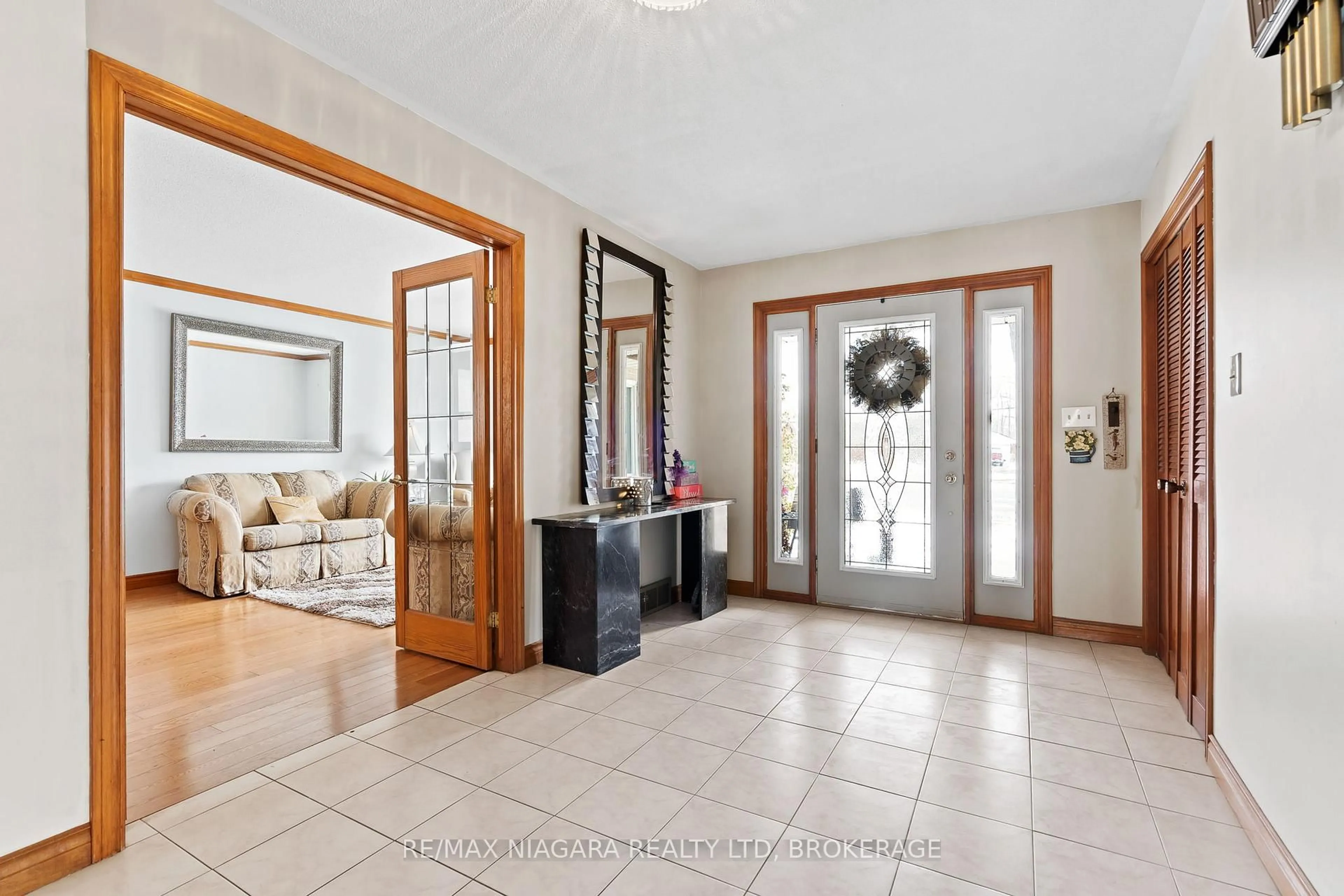 Indoor foyer for 231 West Side Rd, Port Colborne Ontario L3K 5L1