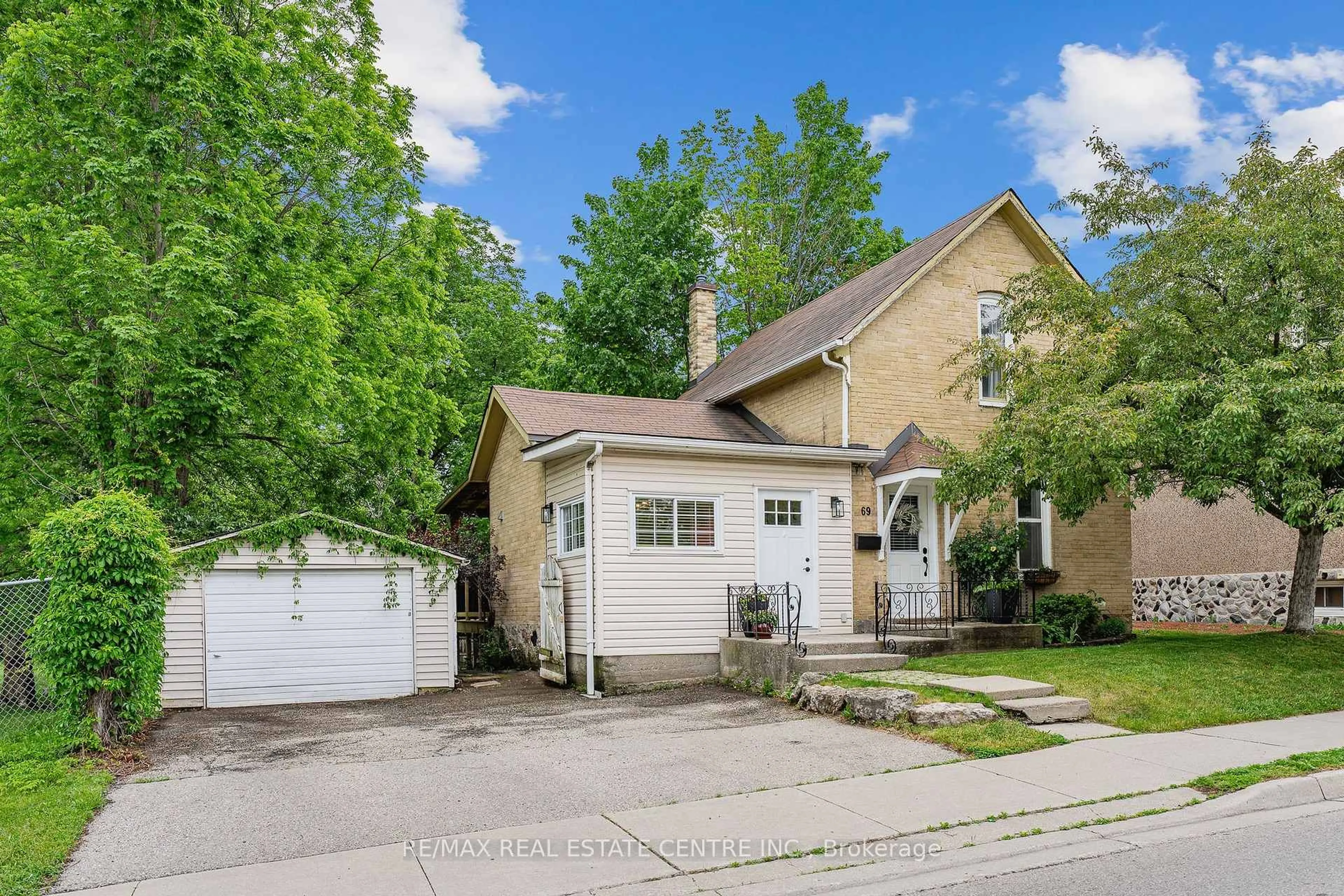 A pic from outside/outdoor area/front of a property/back of a property/a pic from drone, street for 69 Glenmorris St, Cambridge Ontario N1S 2Y4