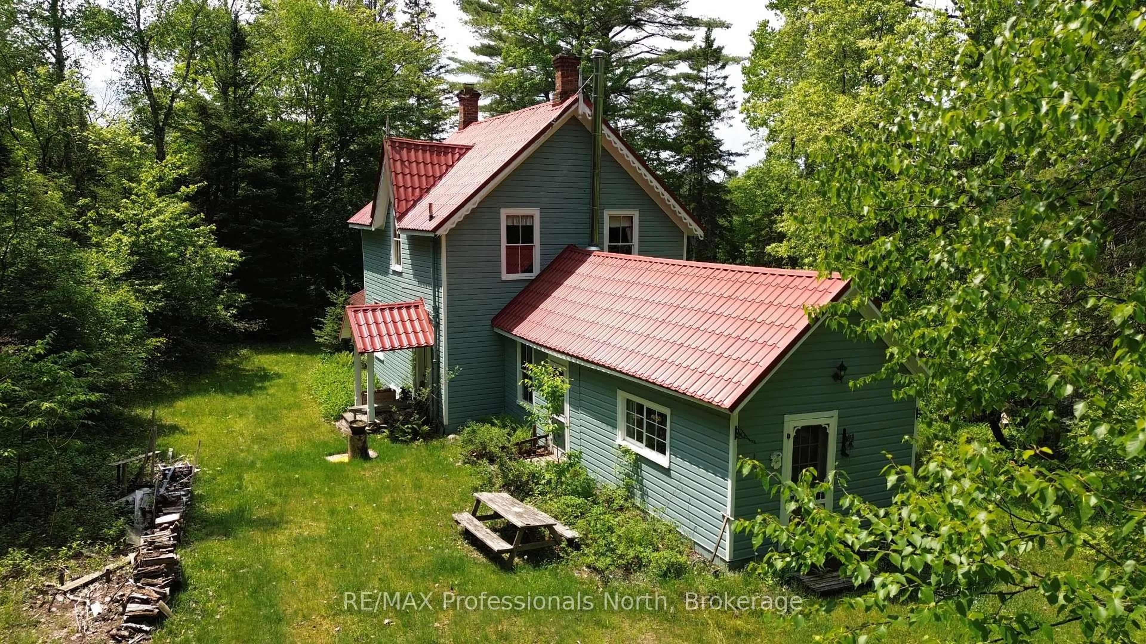 A pic from outside/outdoor area/front of a property/back of a property/a pic from drone, building for 231 Kay Rd, Huntsville Ontario P0B 1L0