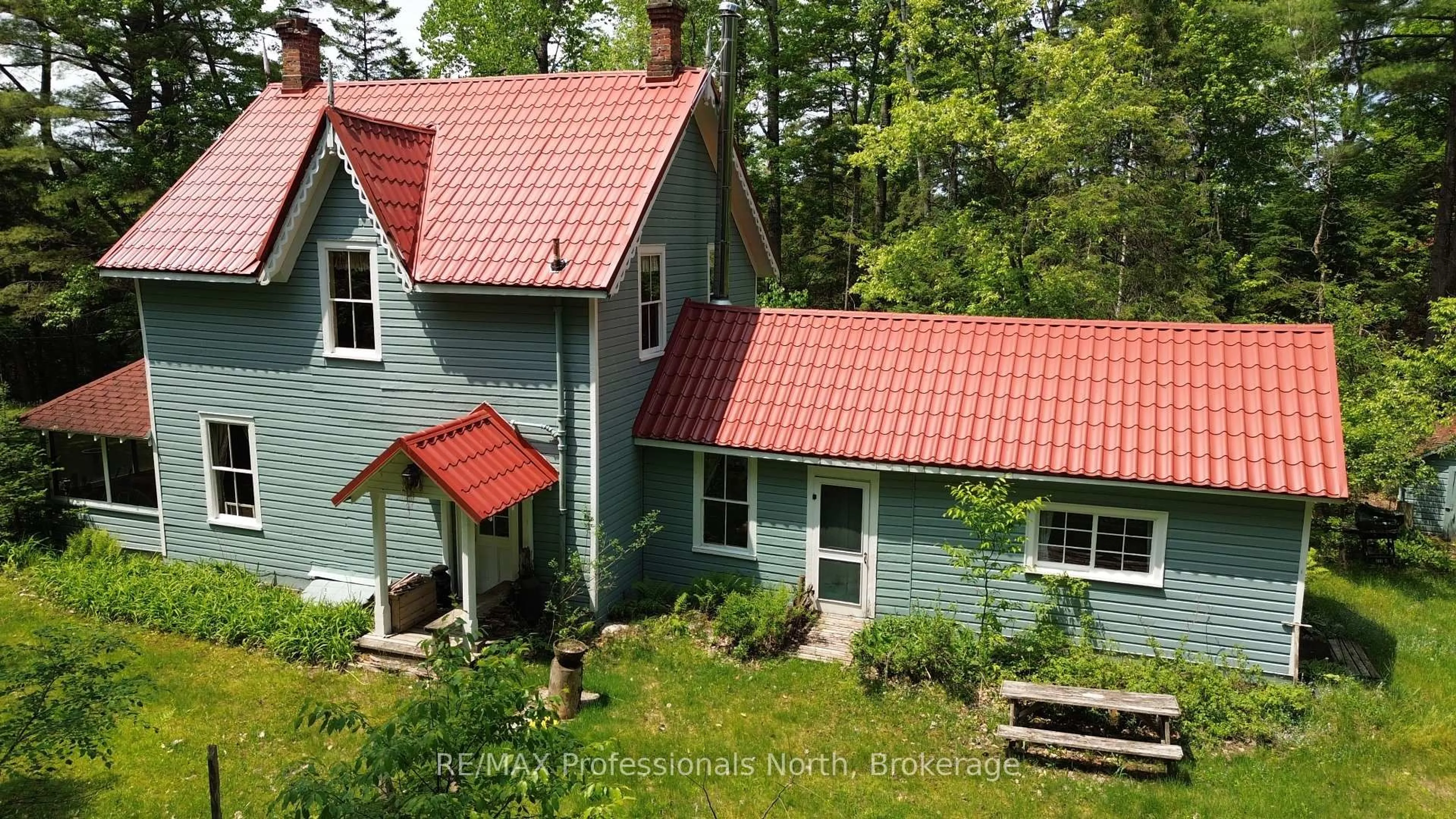 A pic from outside/outdoor area/front of a property/back of a property/a pic from drone, building for 231 Kay Rd, Huntsville Ontario P0B 1L0