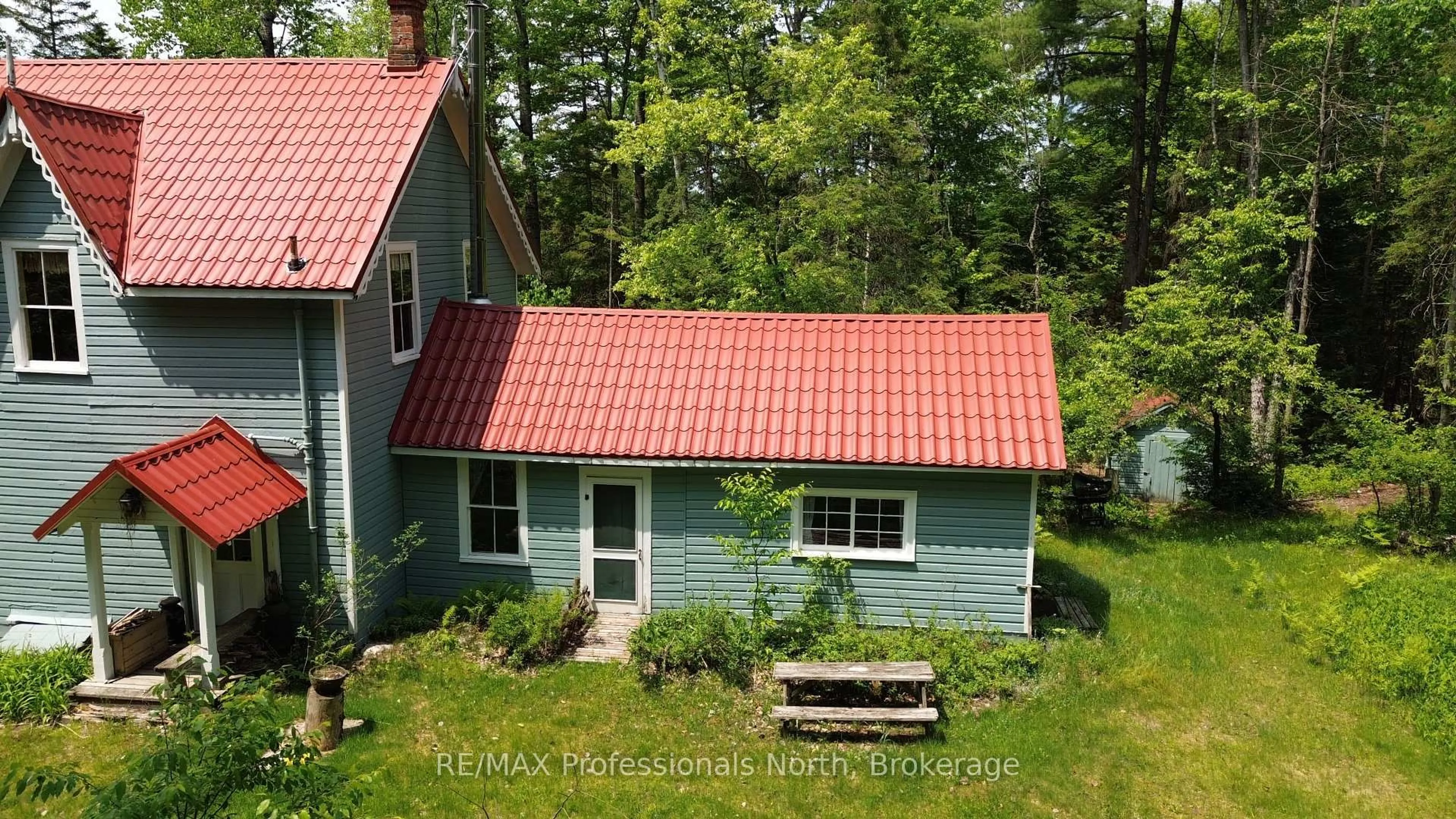 A pic from outside/outdoor area/front of a property/back of a property/a pic from drone, building for 231 Kay Rd, Huntsville Ontario P0B 1L0