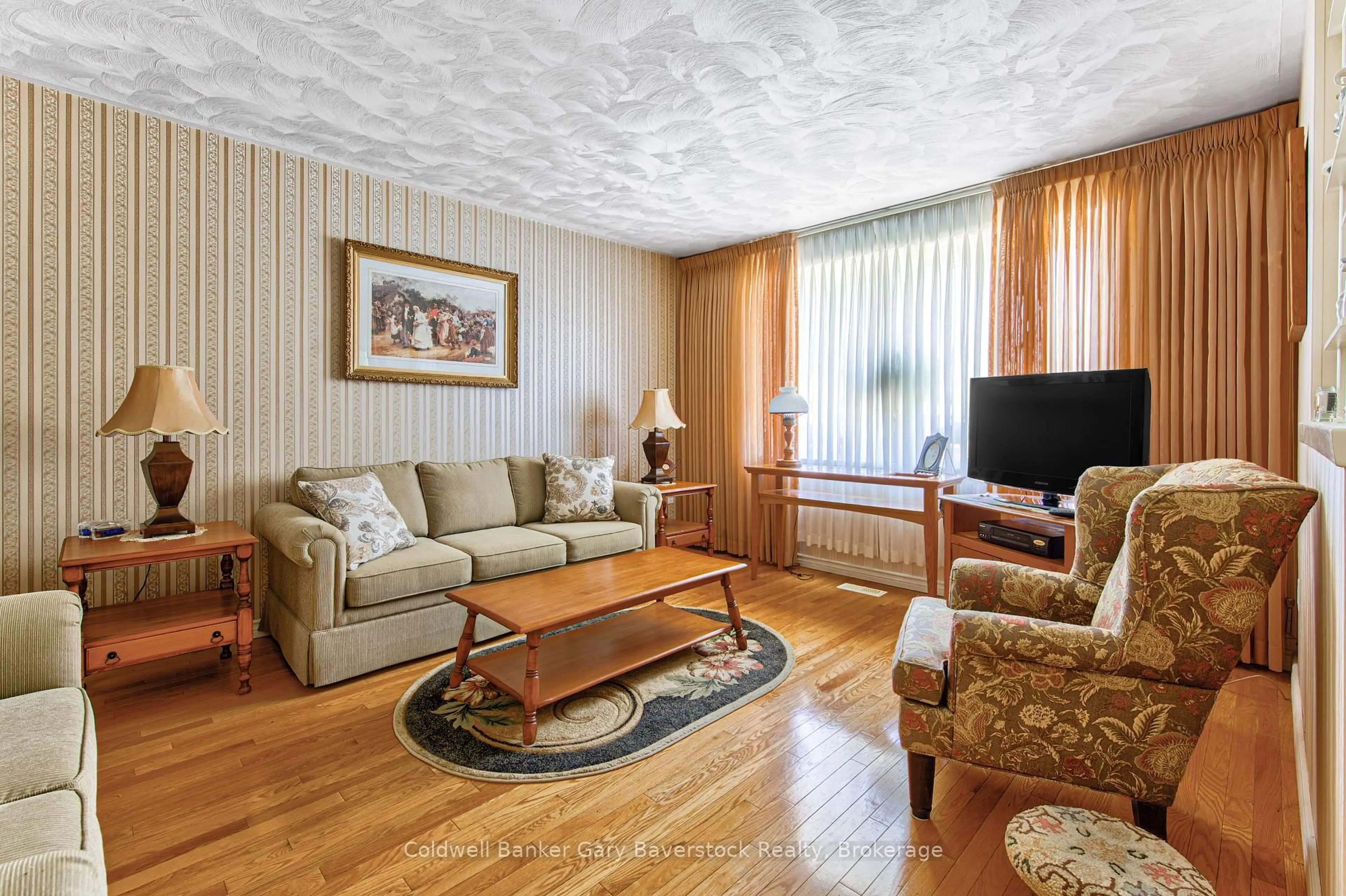 Living room with furniture, unknown for 65 Summerside Cres, Cambridge Ontario N1R 5S2