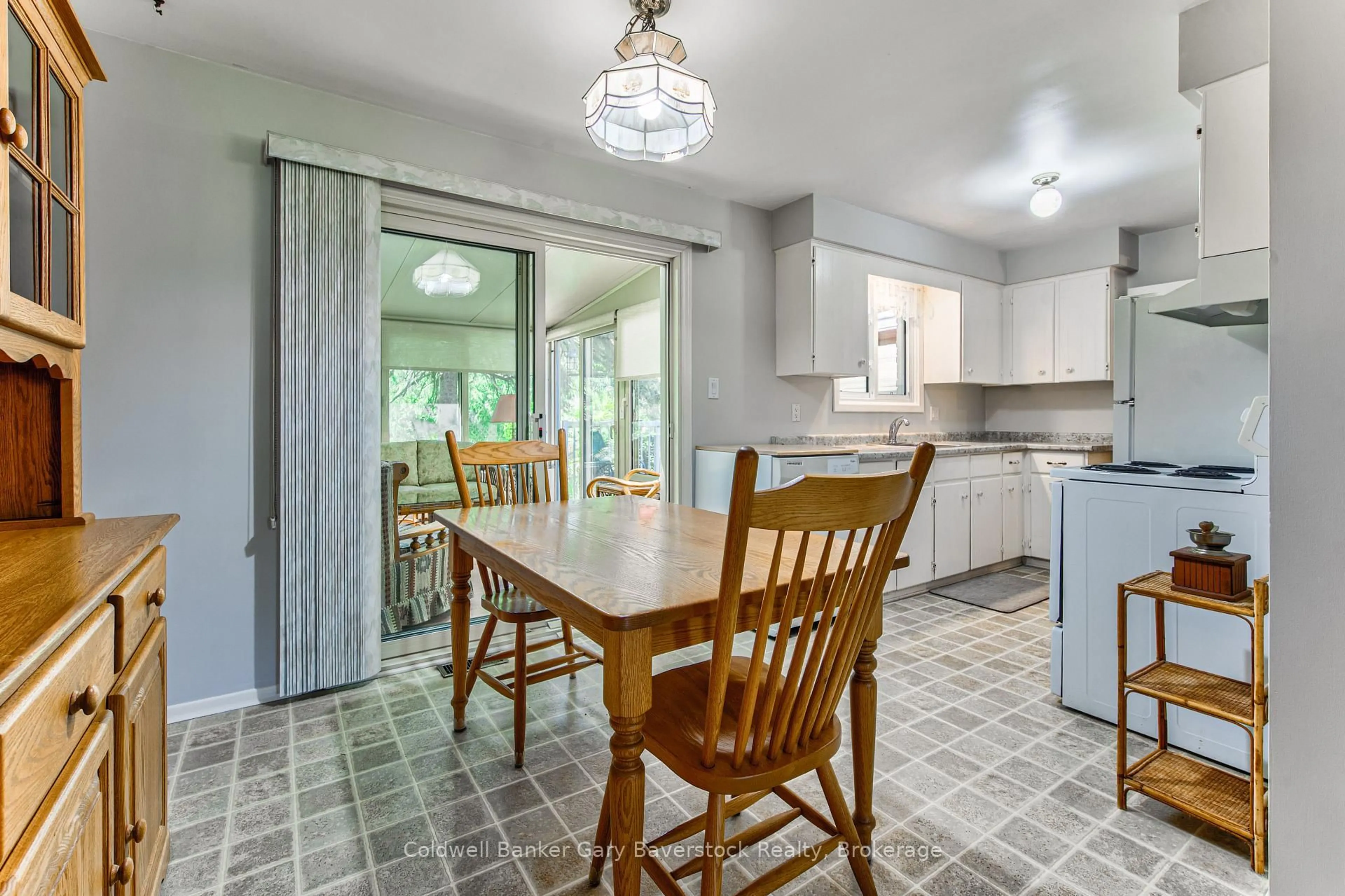 Open concept kitchen, ceramic/tile floor for 65 Summerside Cres, Cambridge Ontario N1R 5S2